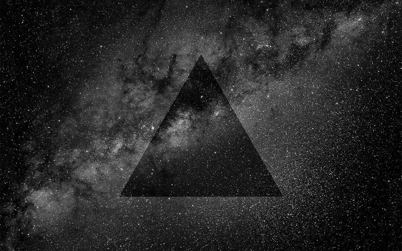 黑色三角形剪影映襯著繁星點點的宇宙背景。