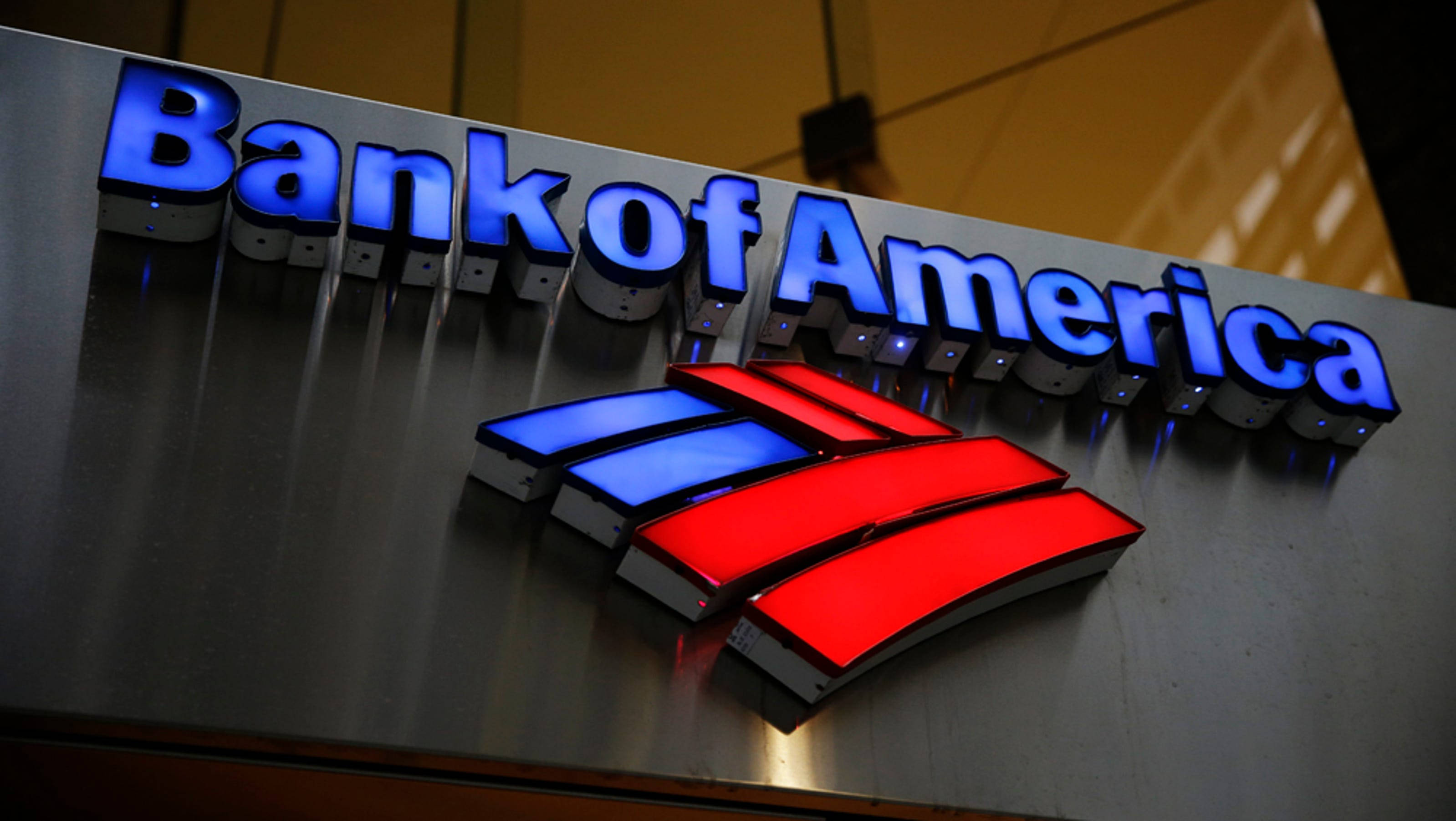 黑色鋁合金美國銀行招牌 壁紙 — 特寫發光的 Bank of America 標誌，藍色字體和紅藍標誌在拉絲金屬表面上。