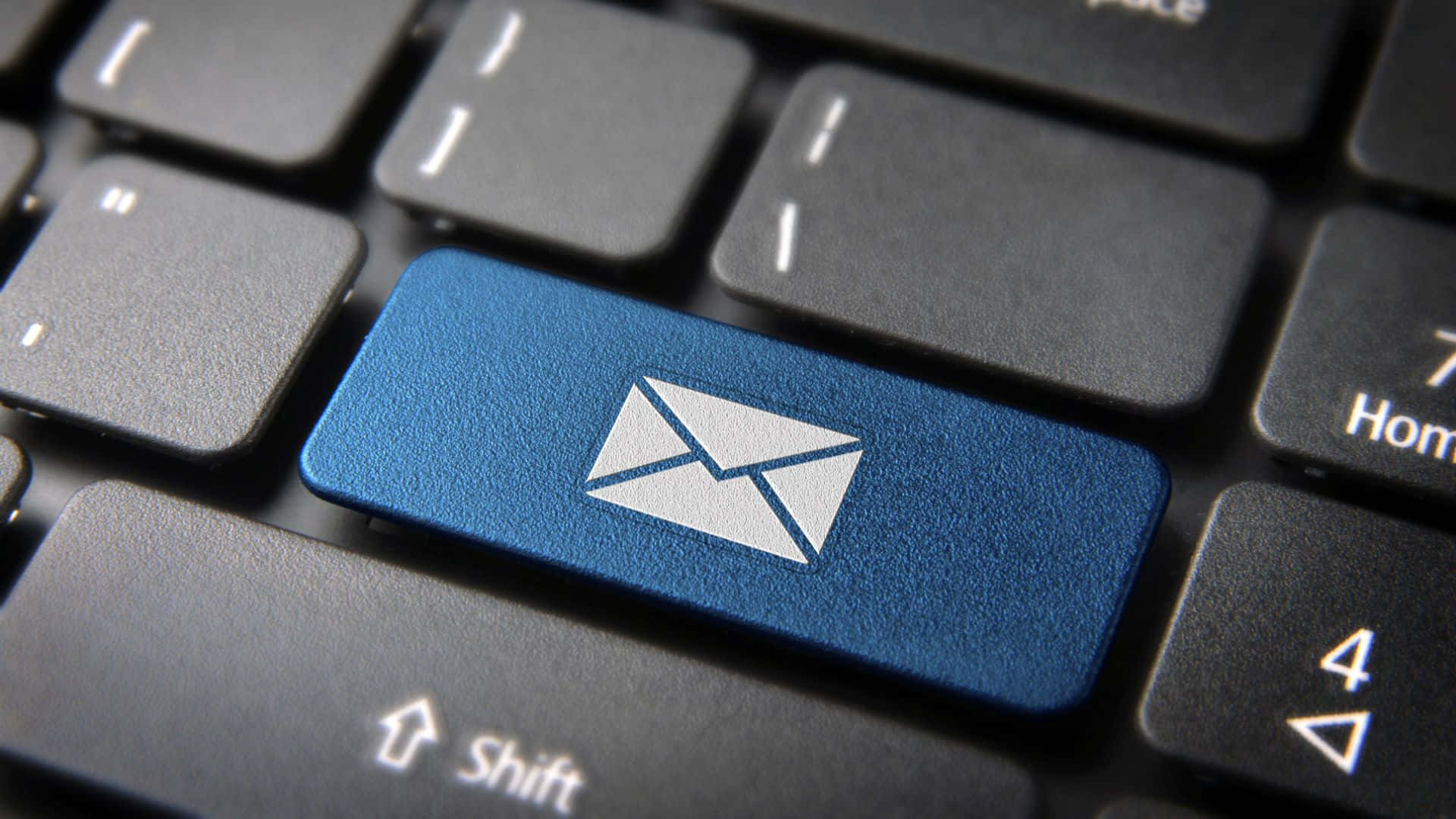 Email 桌布 壁紙 — 黑色鍵盤上藍色電郵鍵的特寫，對焦銳利，景深較淺。