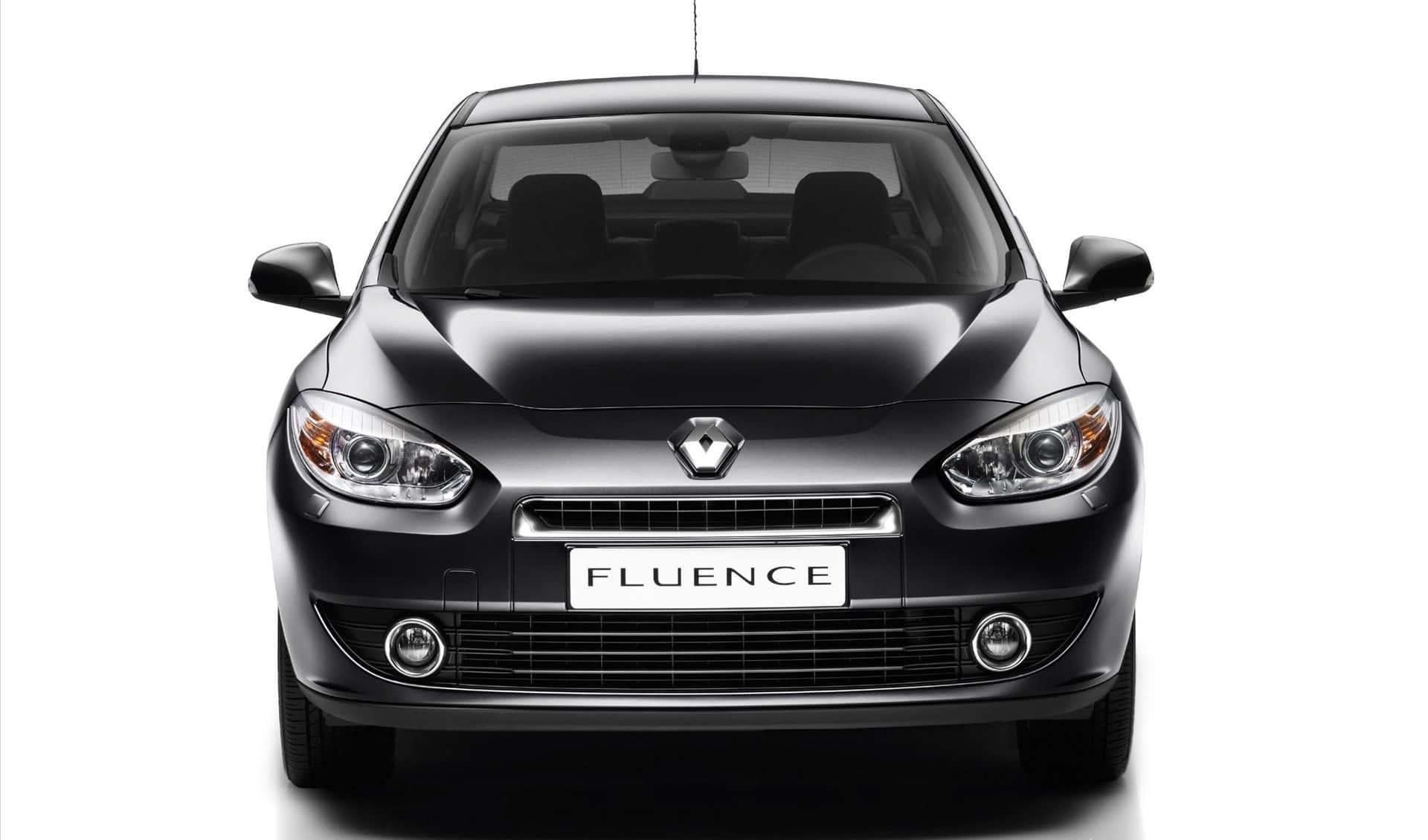 Renault Fluence 桌布 壁紙 — 黑色雷諾 Fluence 轎車的正面視圖，背景為乾淨的白色，光線銳利。