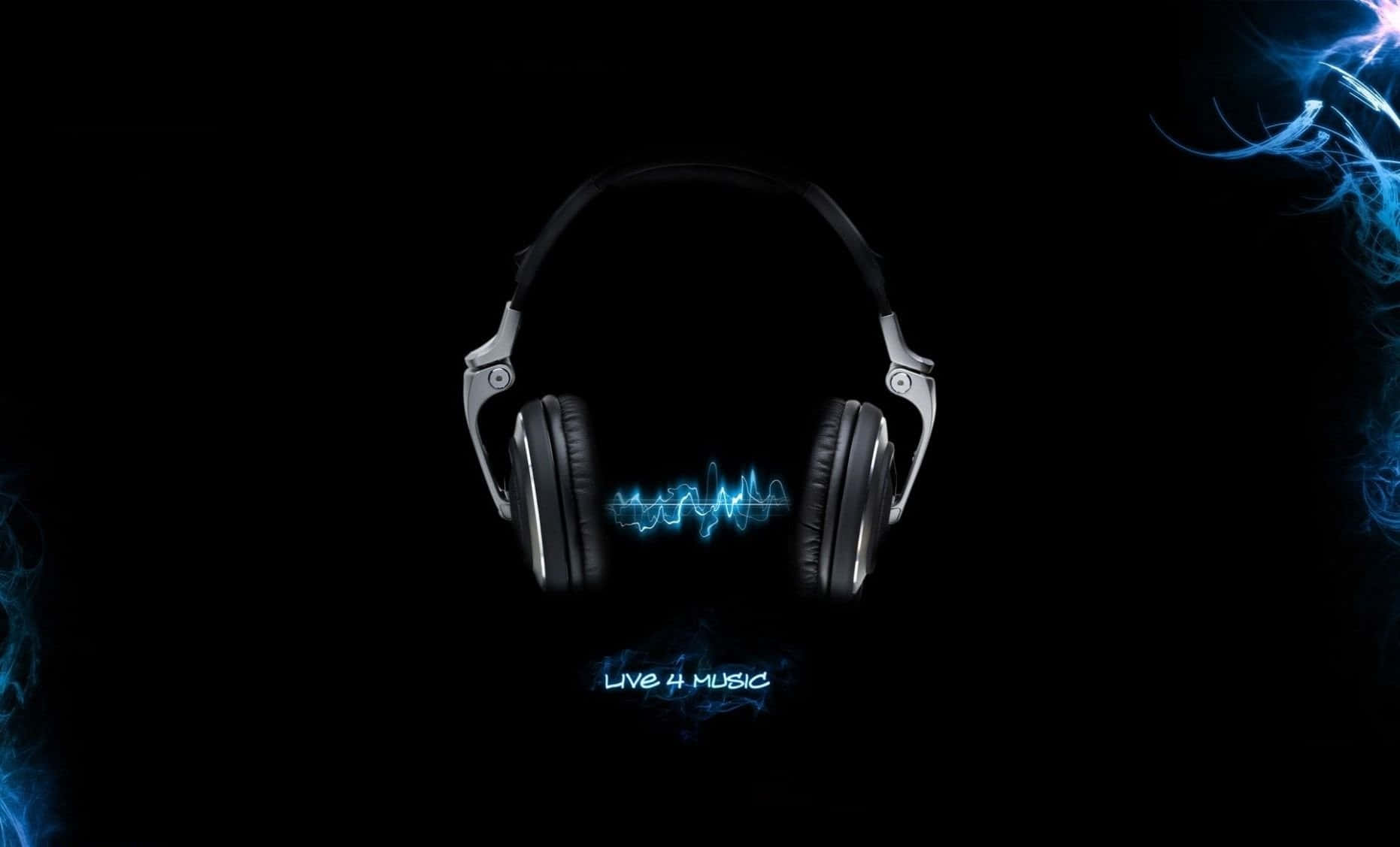 Musical 桌布 壁紙 — 黑色頭戴式耳機在帶有旋轉光效的深色背景中散發出藍色電能光芒。