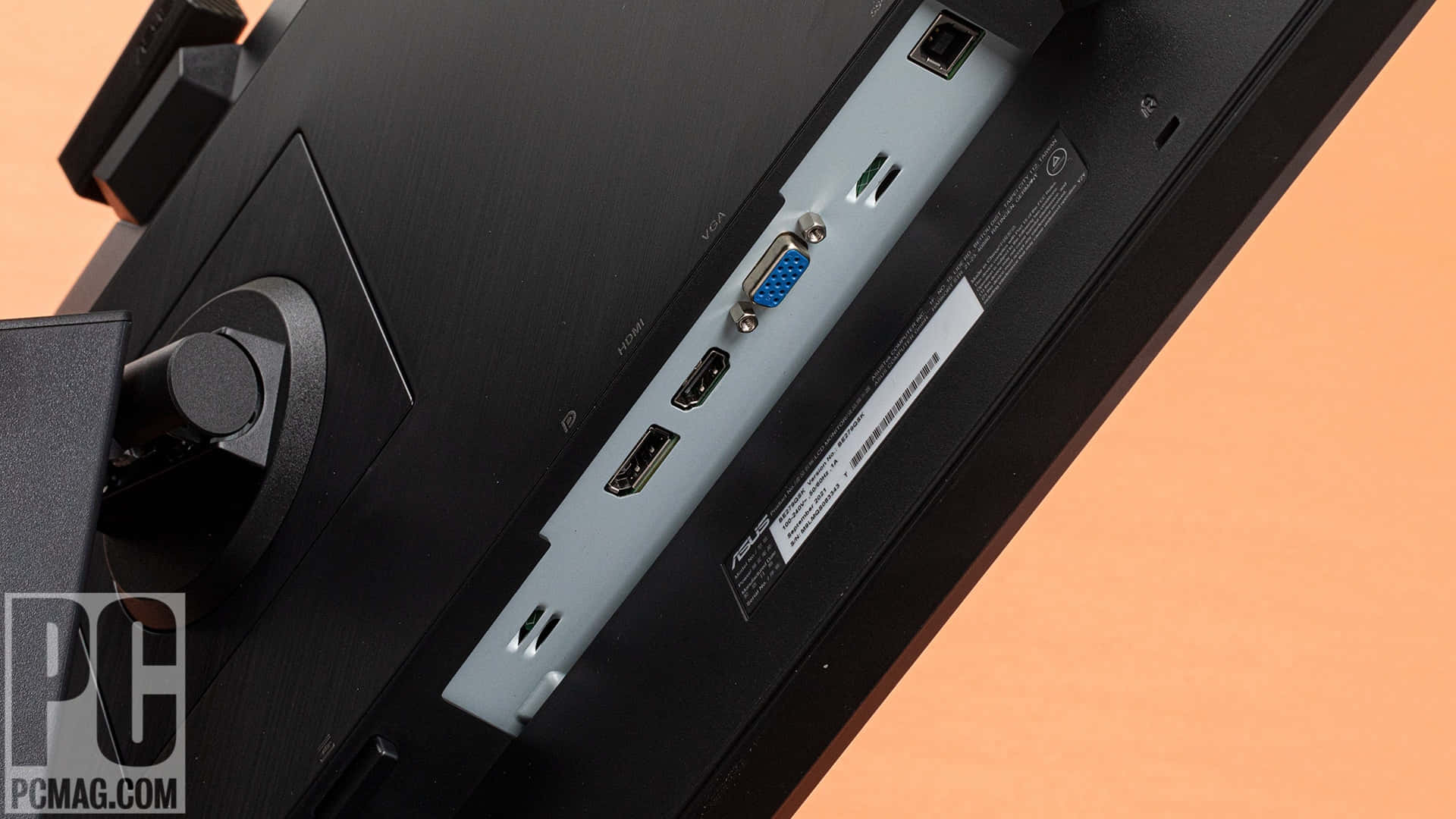 Hdmi 桌布 壁紙 — 黑色顯示器背板特寫，顯示HDMI、VGA和USB接口，背景為溫暖的橙色。