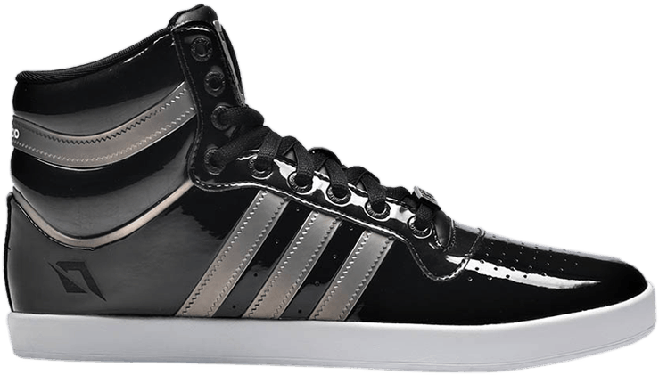 黑色高筒運動鞋 壁紙 — 一雙時尚的黑色高筒運動鞋，帶有銀色條紋和光澤飾面，背景為純黑色。