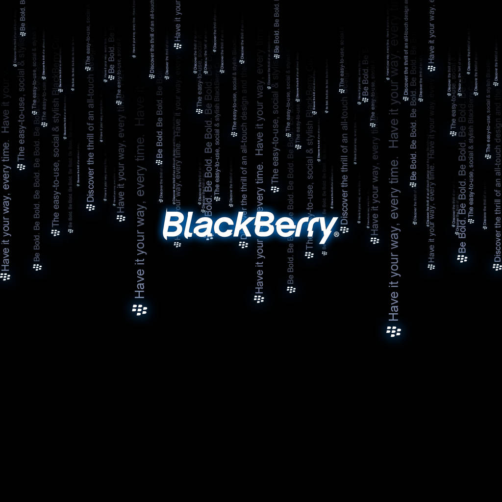 黑莓滴落文字 壁紙 — BlackBerry 標誌在黑色背景上發出白色光芒，重複的標語逐漸消失在黑暗中。