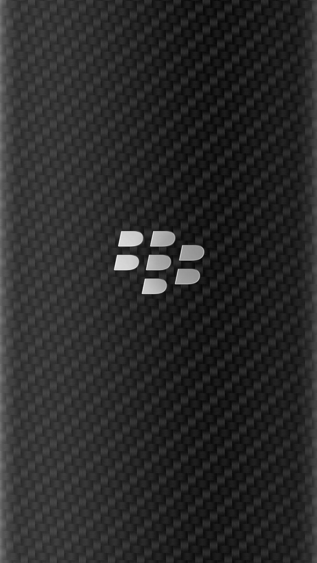 黑莓灰色圖標 壁紙 — 時尚黑色碳纖維手機背蓋，中央帶有銀色BlackBerry標誌。