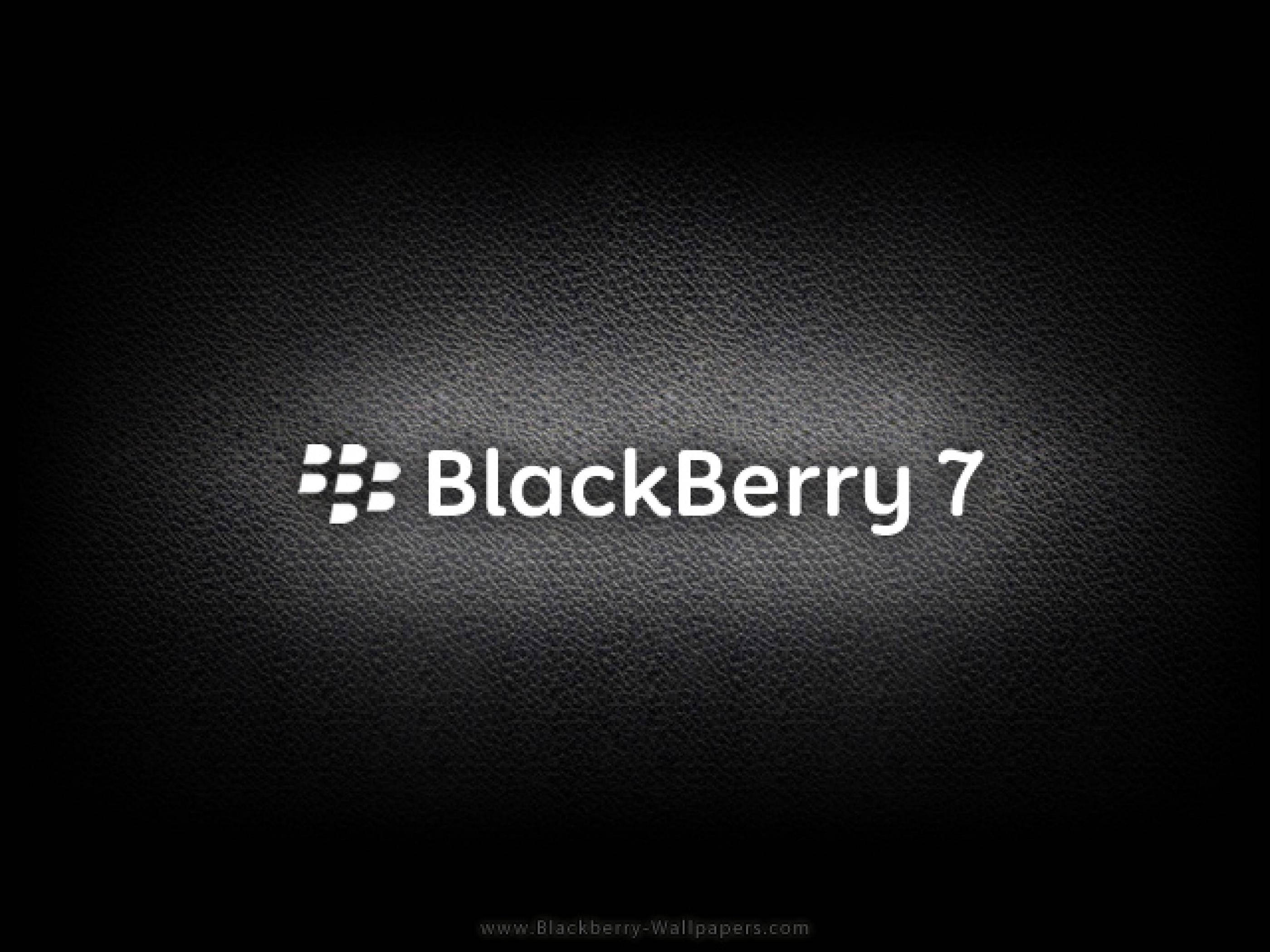 黑莓灰黑配色 壁紙 — BlackBerry 7 標誌以白色文字居中顯示在帶有聚光燈效果的紋理黑色皮革背景上。
