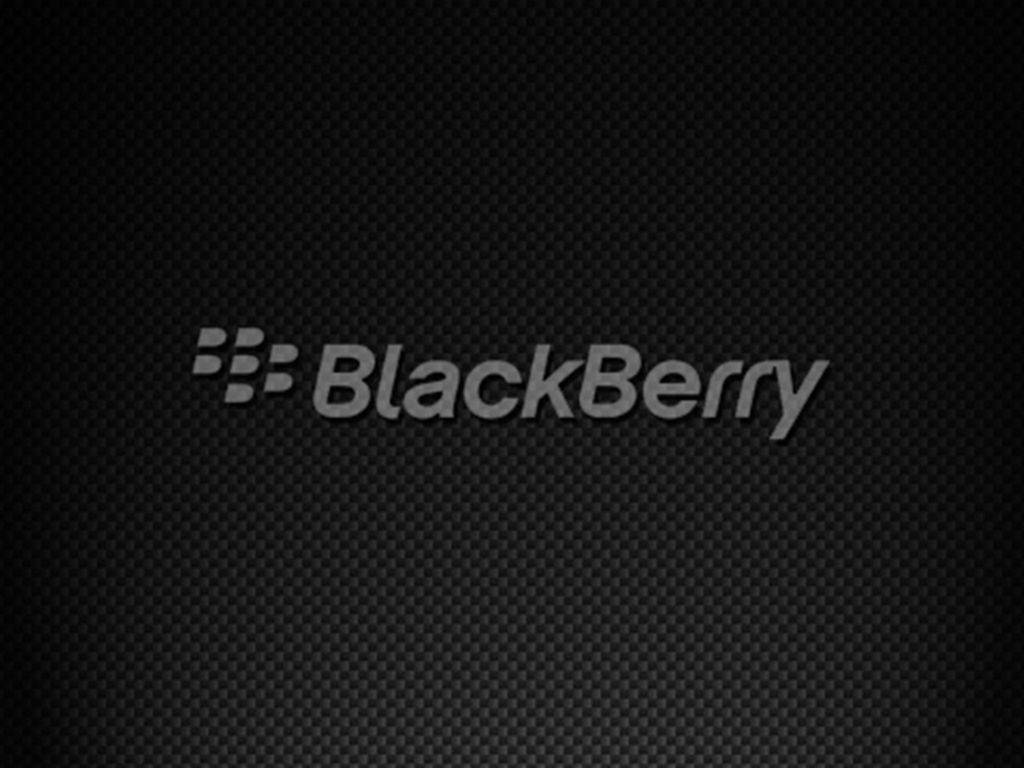 黑莓黑色字體 壁紙 — BlackBerry 標誌以銀色漸變置中於深色碳纖維紋理背景上。