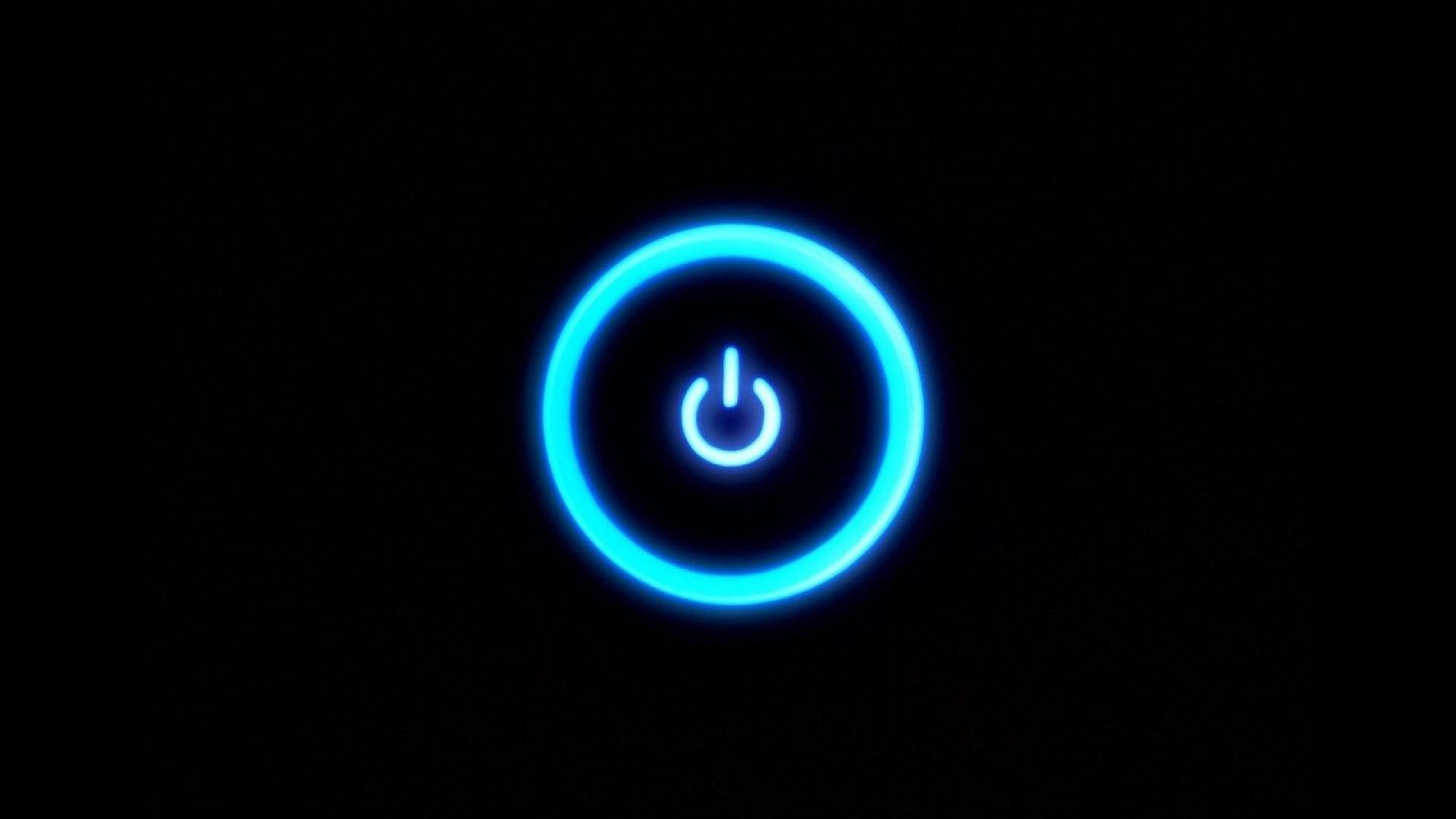 黑藍關機按鈕 壁紙 — 一個發光的藍色電源按鈕圖標在純黑色背景上柔和地脈動。