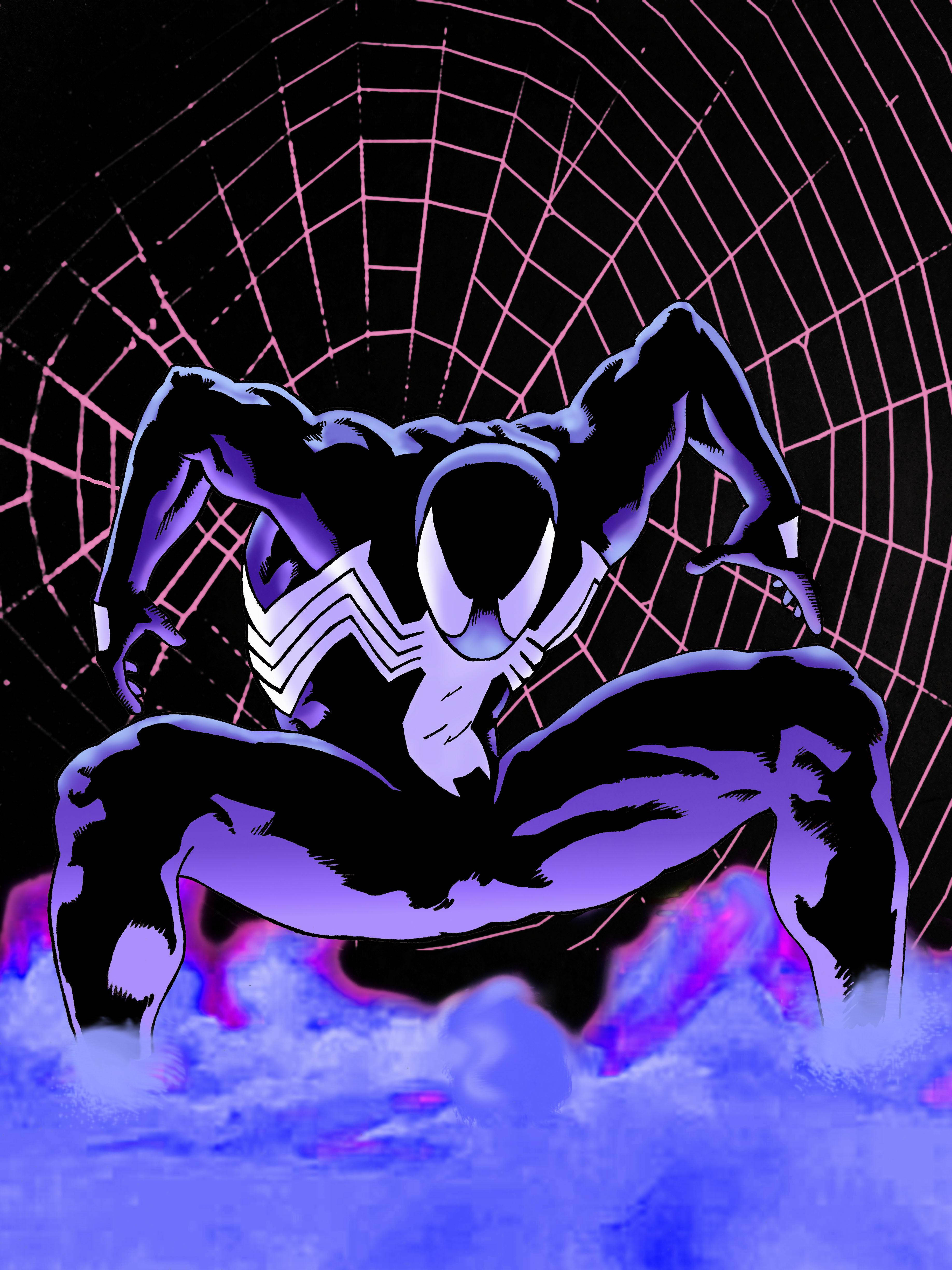 黑蜘蛛人城市夜景中的英雄姿態 壁紙 — Venom 以動態姿勢蹲伏，背景是發光的粉紅色蜘蛛網，下方有旋轉的紫色雲霧。