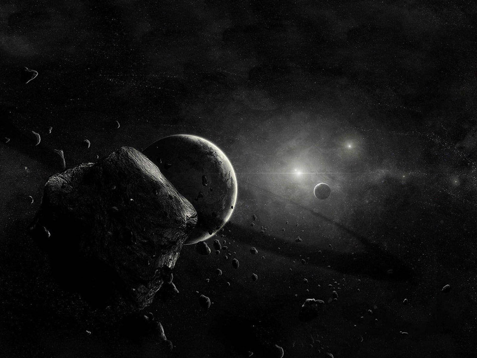 黑行星隱於小行星後 壁紙 — 一個單色宇宙場景，包含一顆大型小行星和行星，以及遙遠的恆星和較小的天體漂浮在深空中。