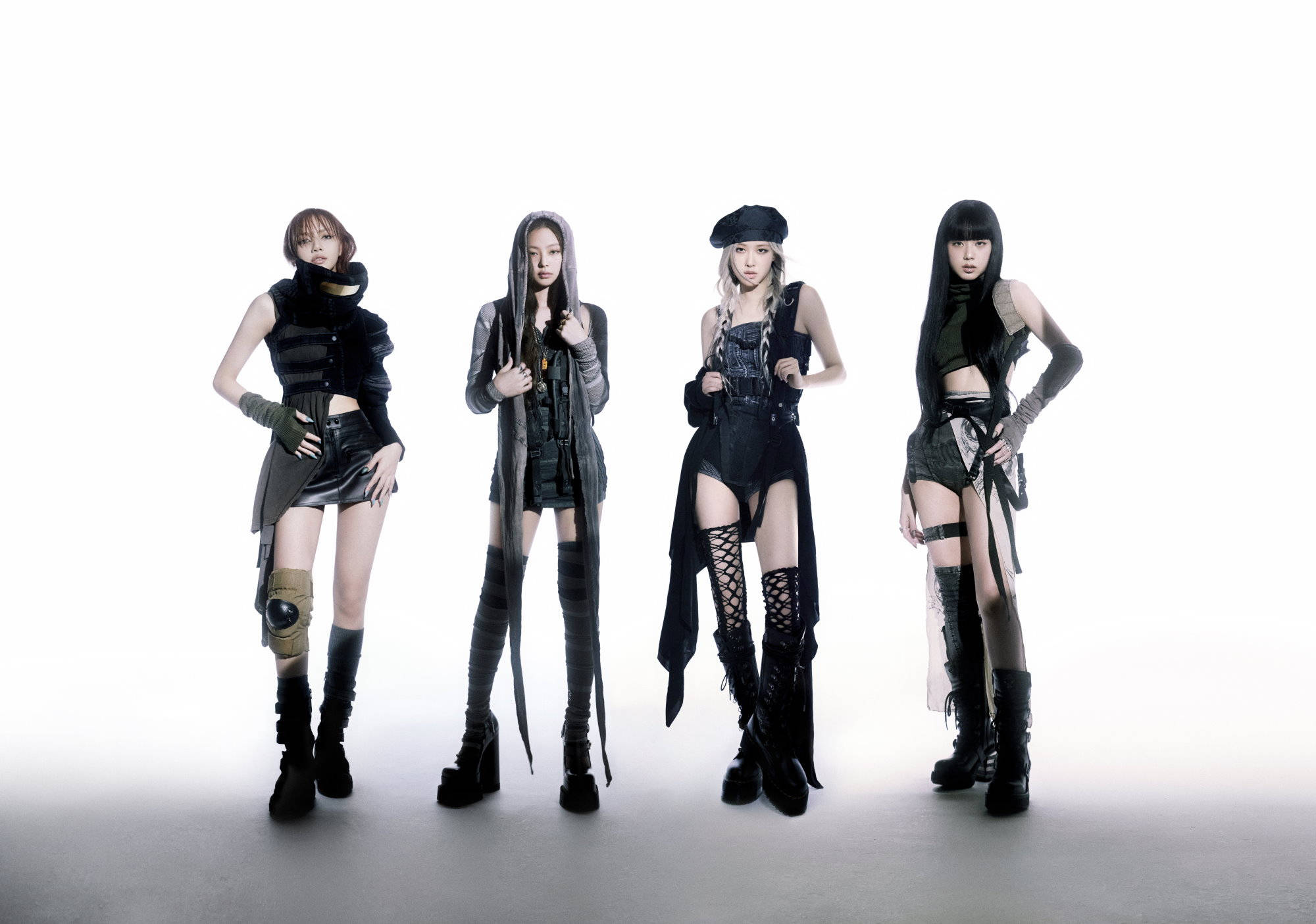 黑衣造型BLACKPINK高畫質桌面壁紙 壁紙 — 四位時尚女性穿著前衛黑色服裝，在純白工作室背景前自信擺姿勢。