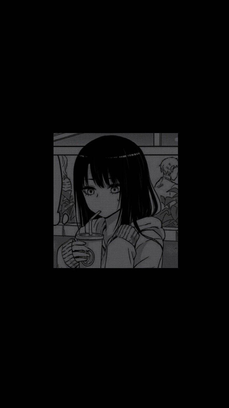 動漫女孩在咖啡館裡用吸管喝咖啡。