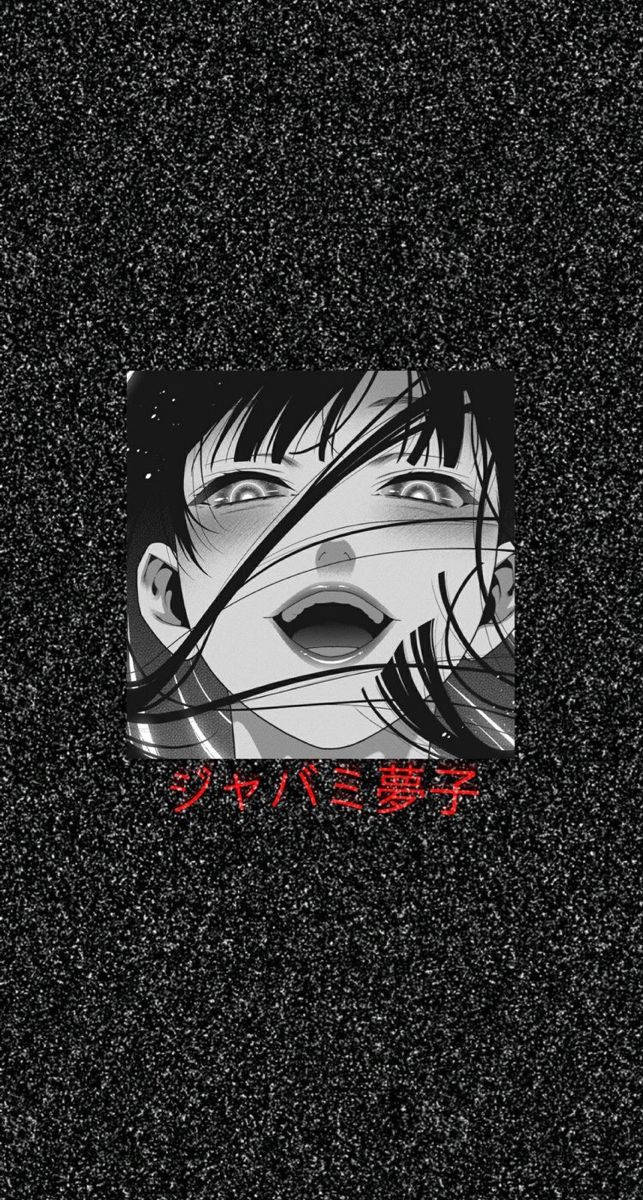 帶有紅色日文字的斑點黑色背景上，一個大眼睛和張開嘴巴的動漫女孩的臉。