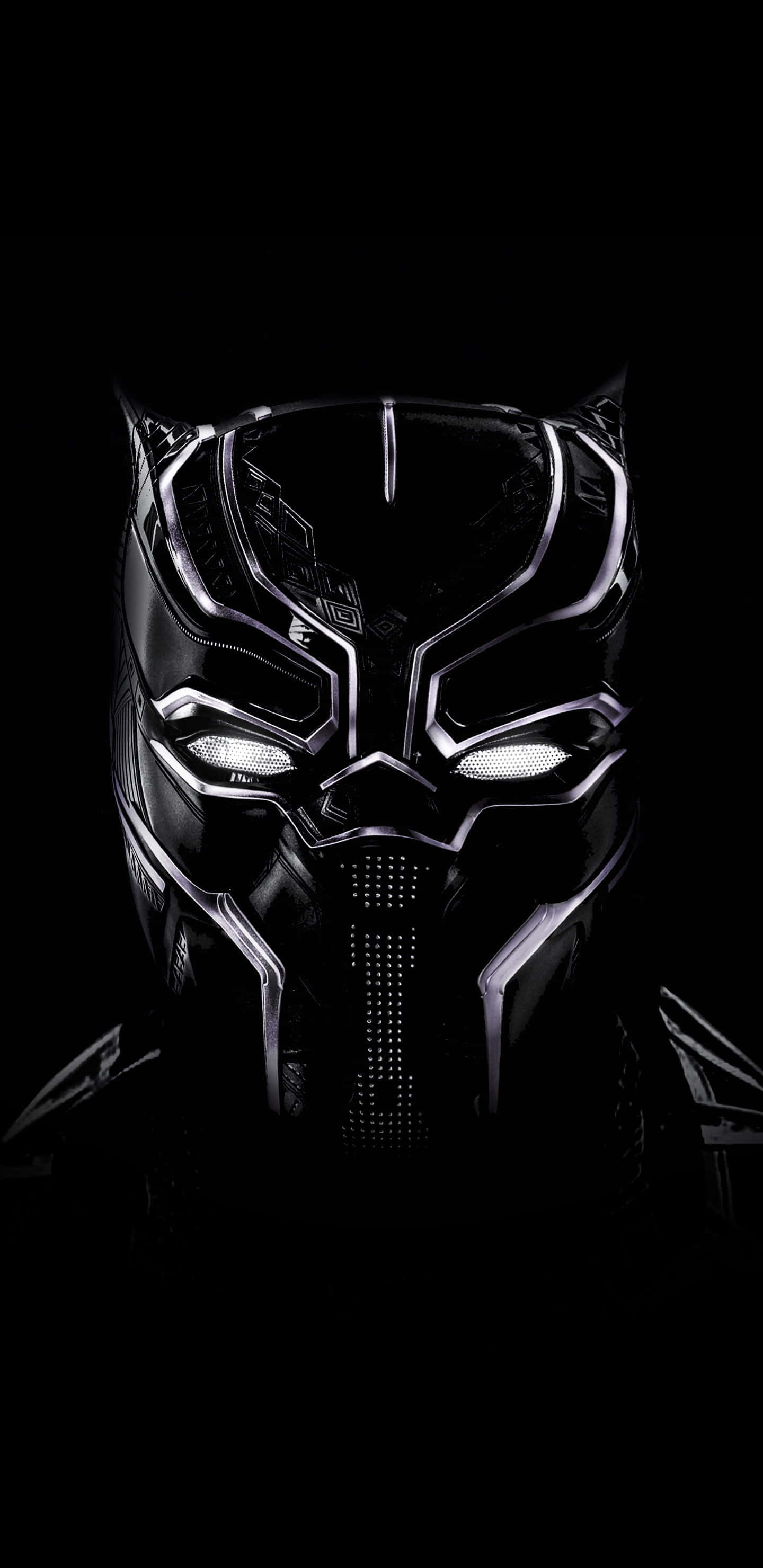 Vibranium 桌布 壁紙 — 黑豹光滑的黑色和銀色面具在漆黑背景中發光的特寫。