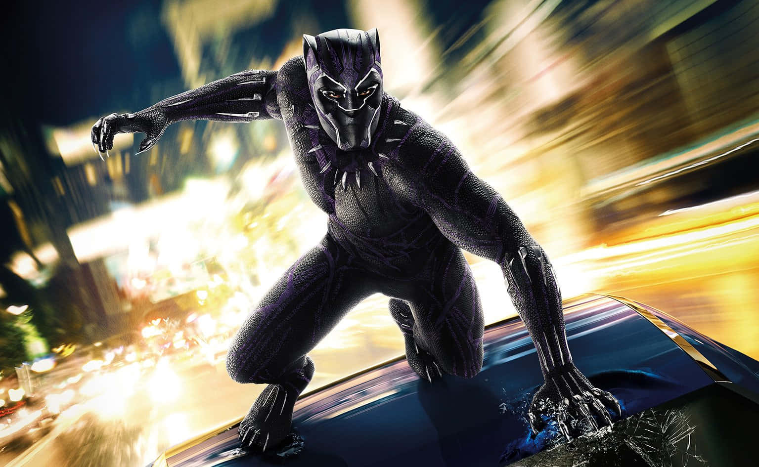 Vibranium Suit 桌布 壁紙 — 黑豹強而有力地蹲伏在汽車車頂上，背景是帶有條紋光線的璀璨城市夜景。