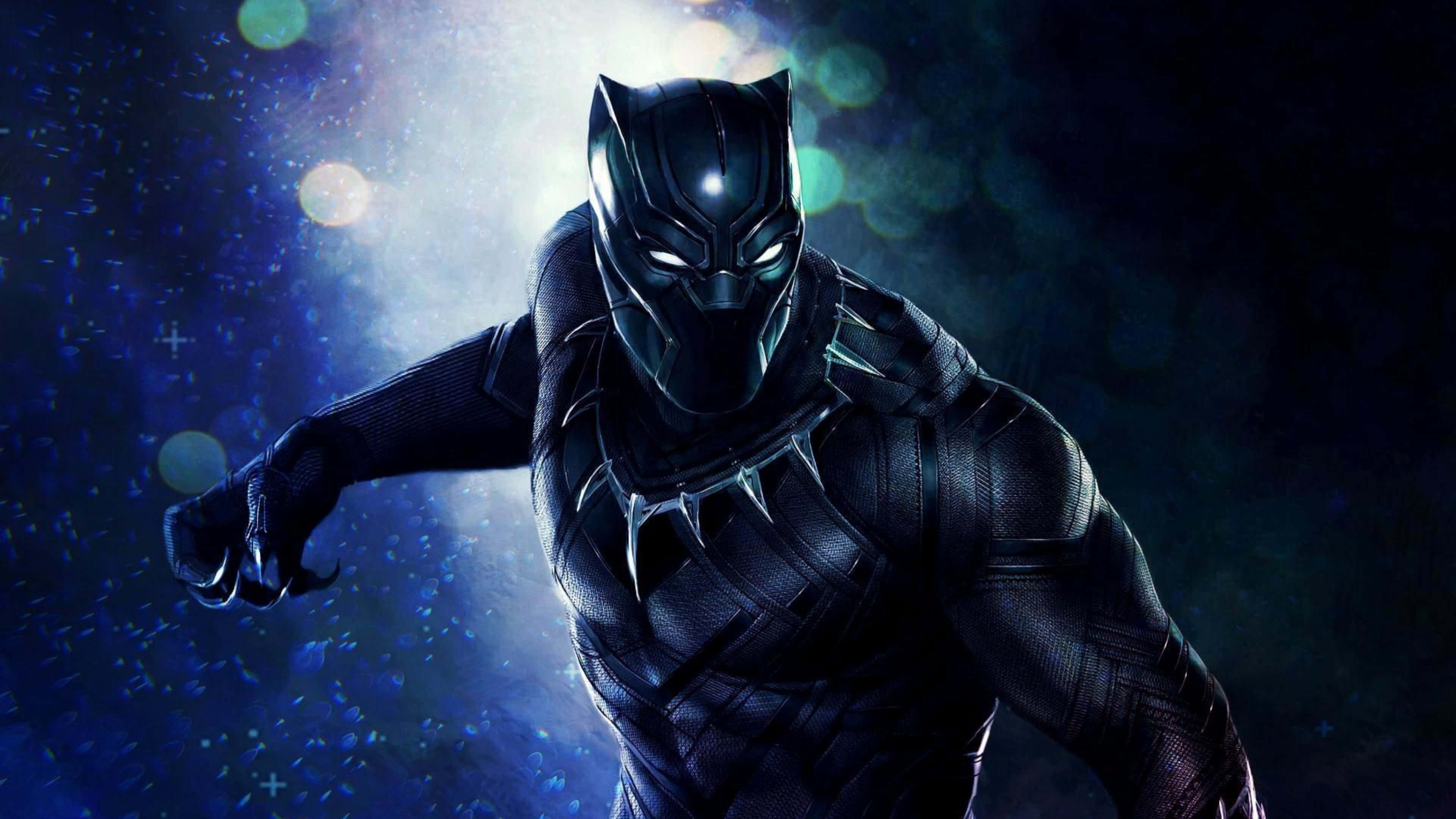 4K Marvel 壁紙 桌布 壁紙 — 黑豹身穿時尚黑色西裝，在閃爍散景燈光的宇宙藍色星空中屹立。