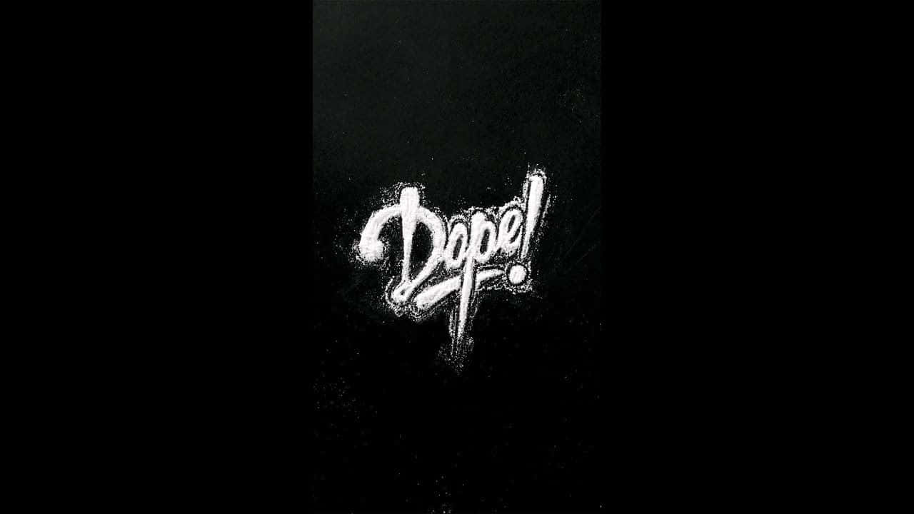 黑色牆壁上寫有白色塗鴉文字「Dope!」。