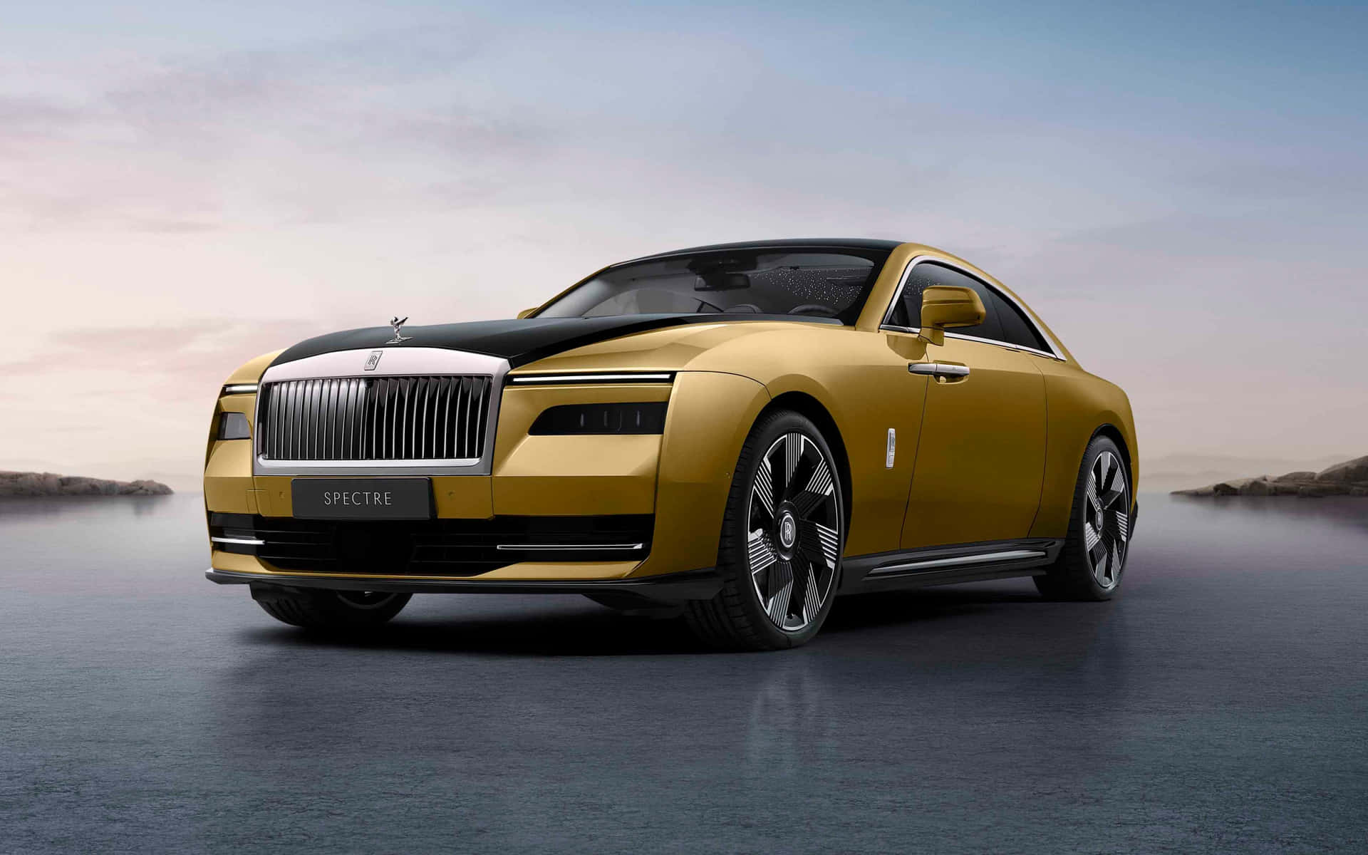 日落時分，金色勞斯萊斯 Spectre 轎跑車停在潮濕的路面上。