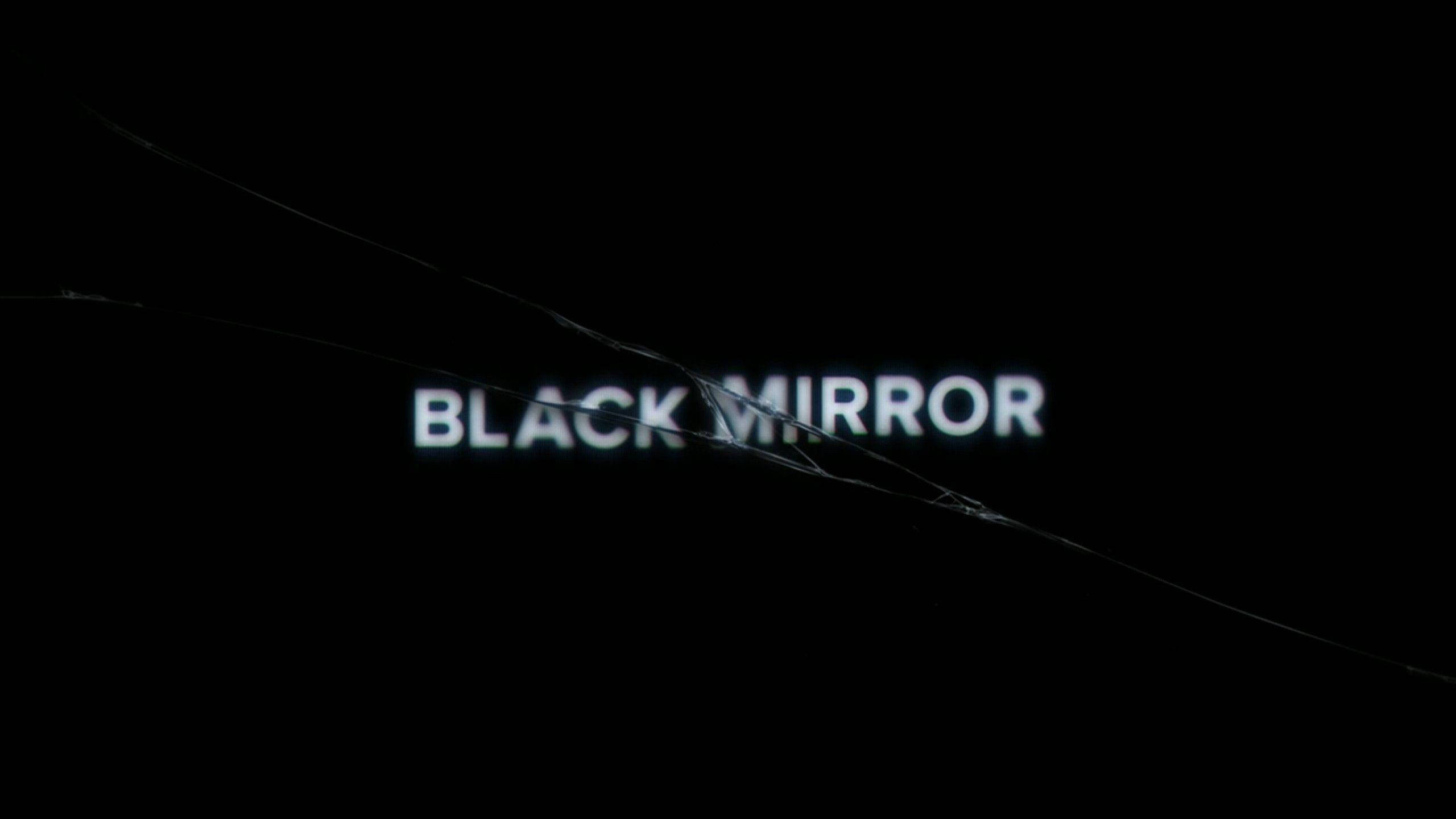 《黑鏡》字體搭配碎玻璃特效 壁紙 — BLACK MIRROR 呢啲字穿過裂開嘅屏幕，喺漆黑背景上隱約發光。
