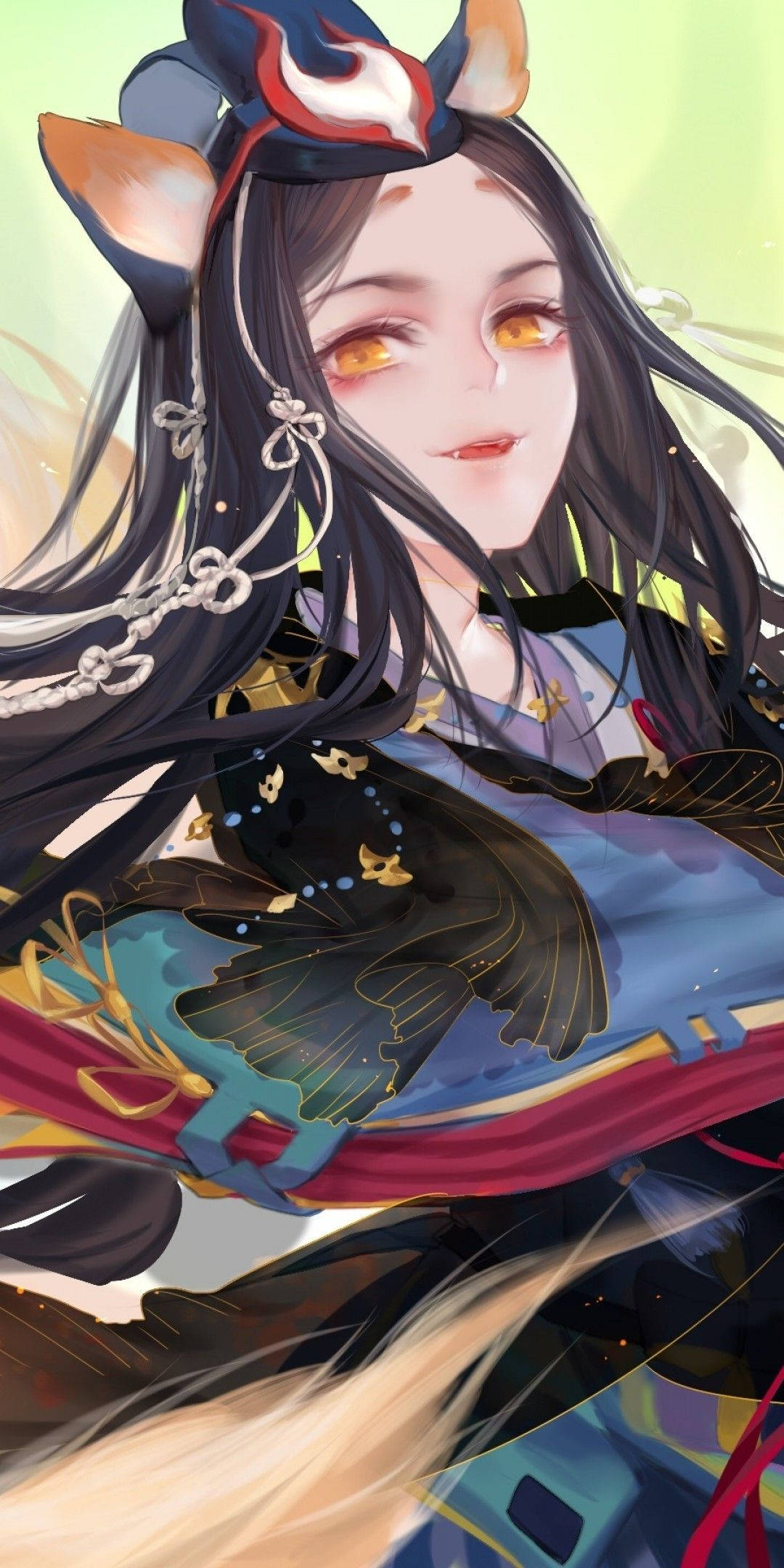 黑髮九尾狐少女 壁紙 — 一位寧靜的動漫女孩，擁有狐狸耳朵和發光的琥珀色眼睛，穿著一件飾有蝴蝶圖案的飄逸藍黑和服，背景是柔和的綠色。