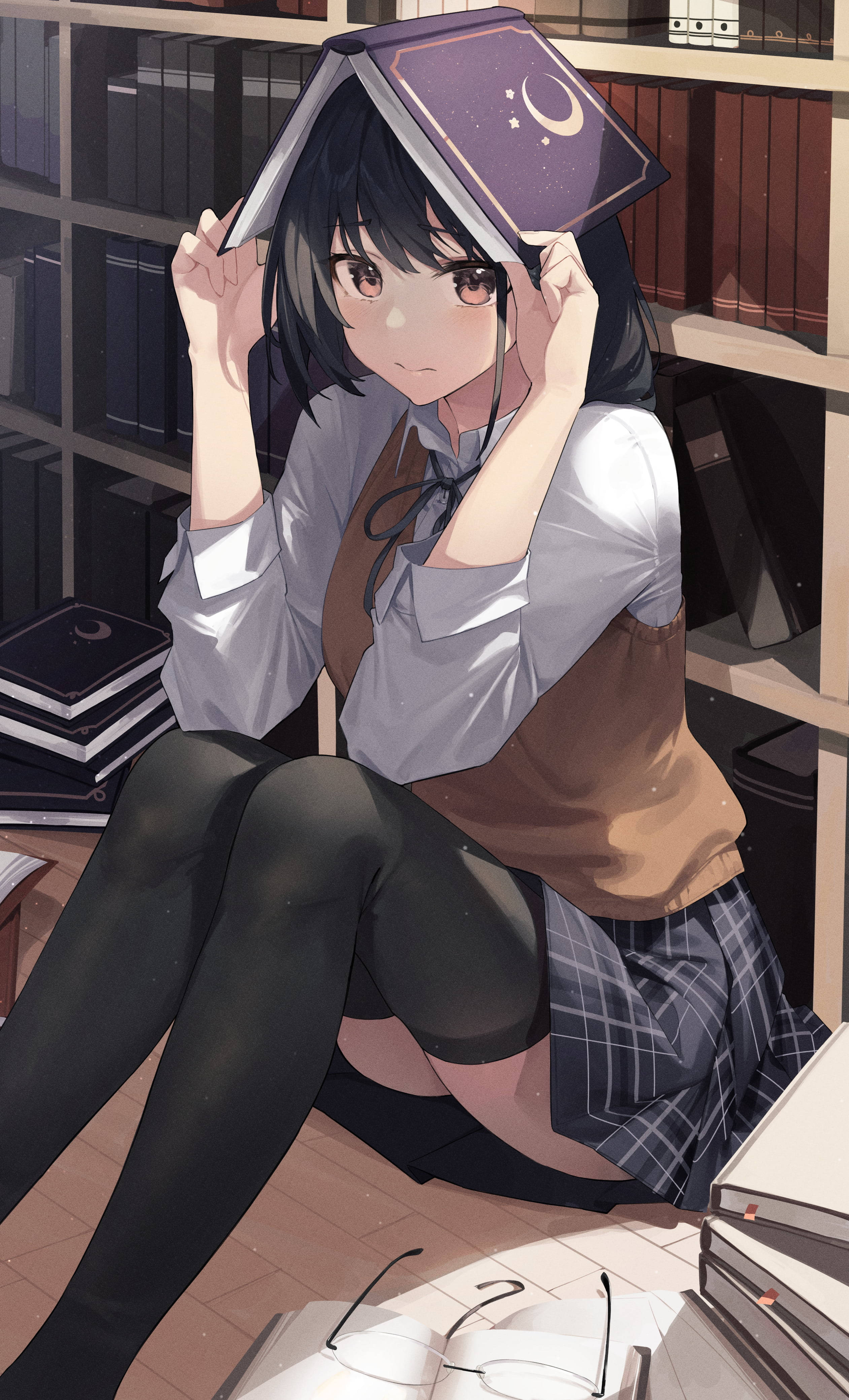 動漫女孩 桌布 壁紙 — 黑髮動漫女孩坐在圖書館地板上，將一本封面有月亮和星星的書舉過頭頂。