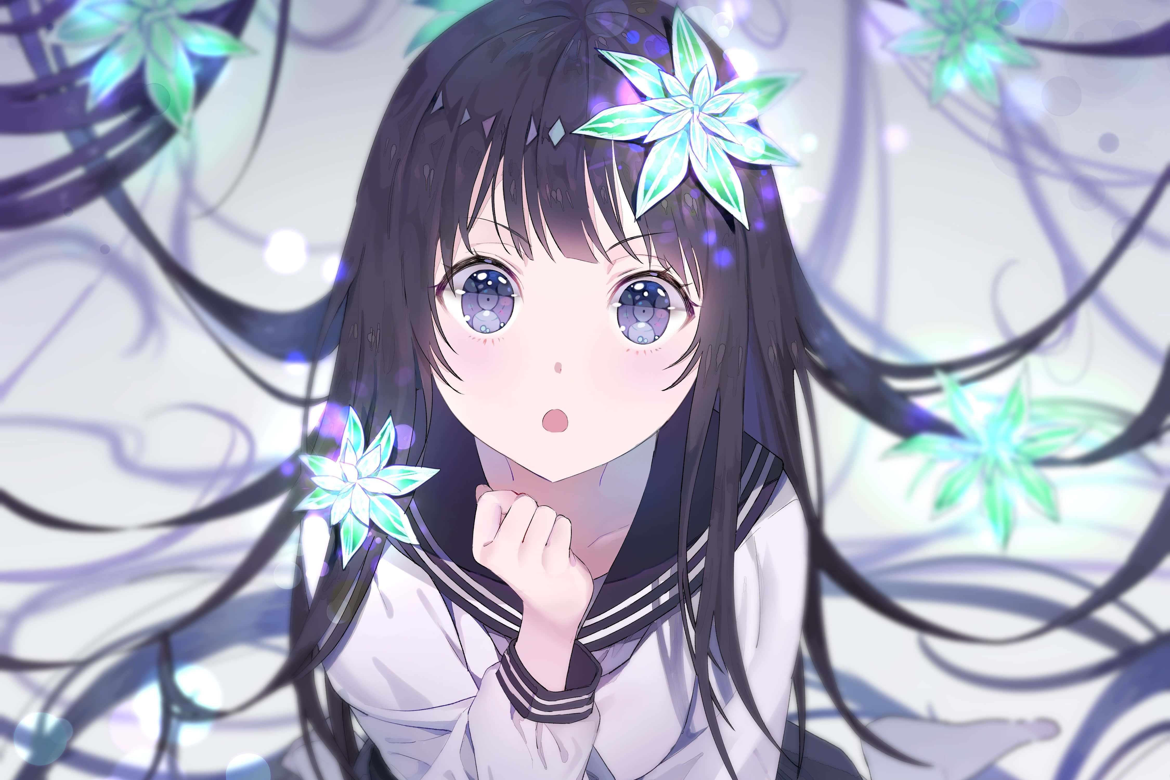 黑髮動漫少女的插畫 壁紙 — 一個驚訝的動漫女孩，長長的黑髮和發光的藍色花朵，漂浮在旋轉的紫色藤蔓和閃爍的燈光中。