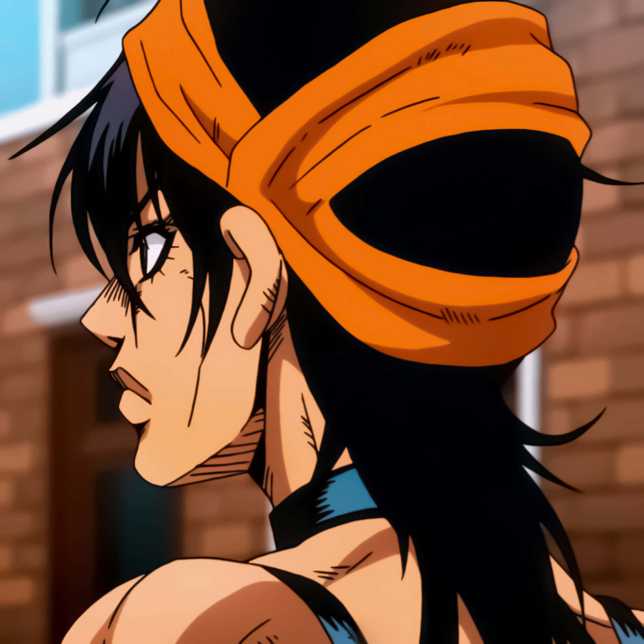Narancia Ghirga 桌布 壁紙 — 黑髮橙色頭帶的動漫角色在磚牆背景下側視。