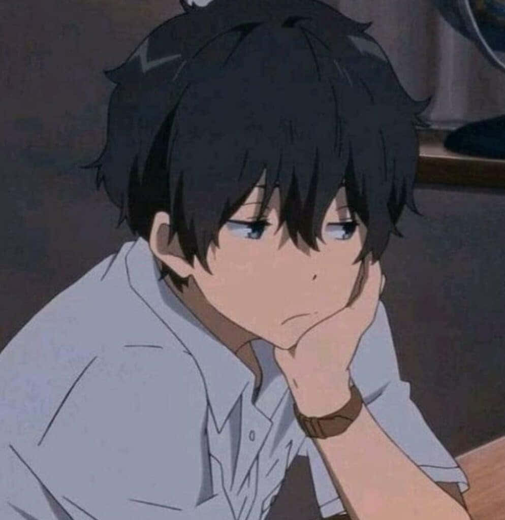 黑髮男孩坐在書桌前 壁紙 — 一個憂鬱的動漫男孩，凌亂的黑髮，托腮沉思，身處昏暗的房間。
