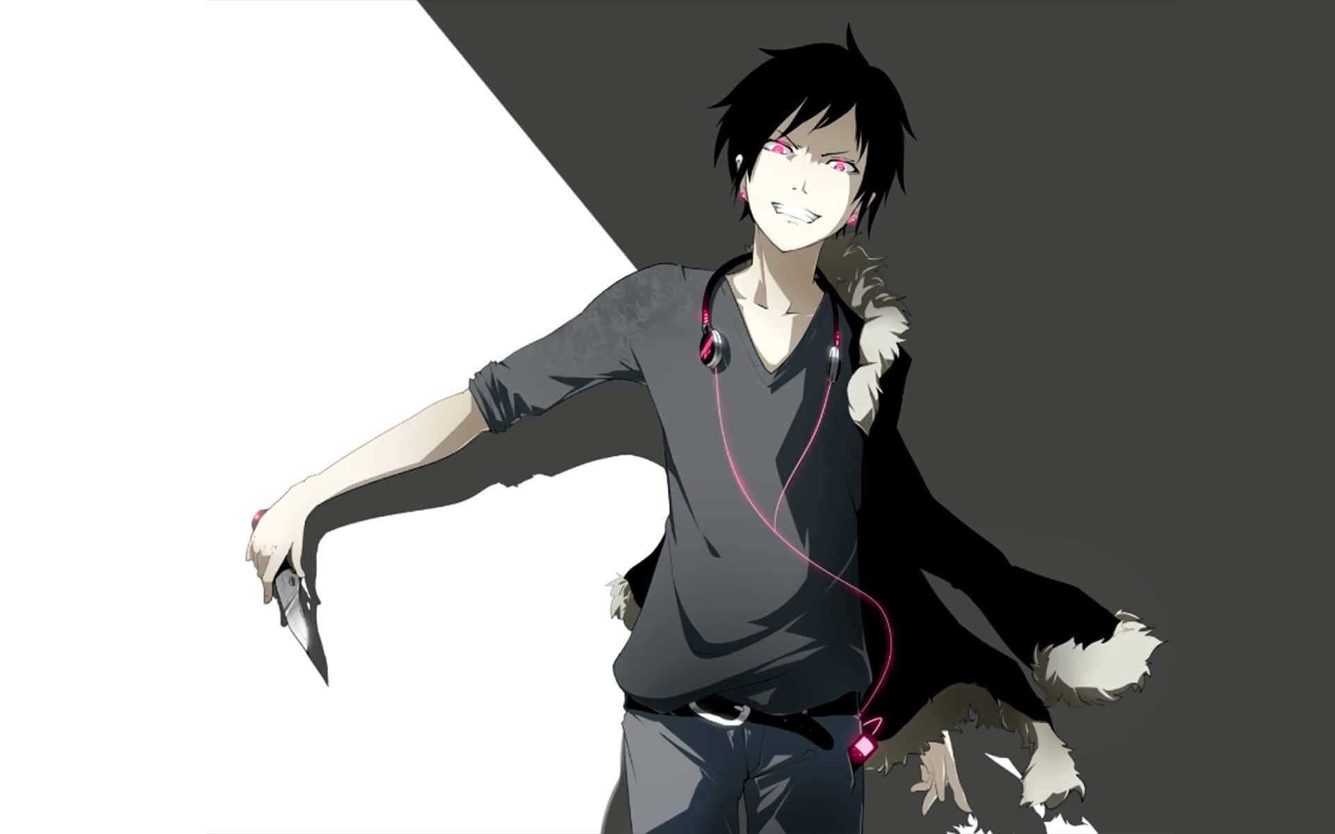 Izaya Orihara 桌布 壁紙 — 黑髮粉紅眼睛的動漫男孩微笑著，手持一把刀，戴著粉紅色耳機，背景為白色和灰色分割。