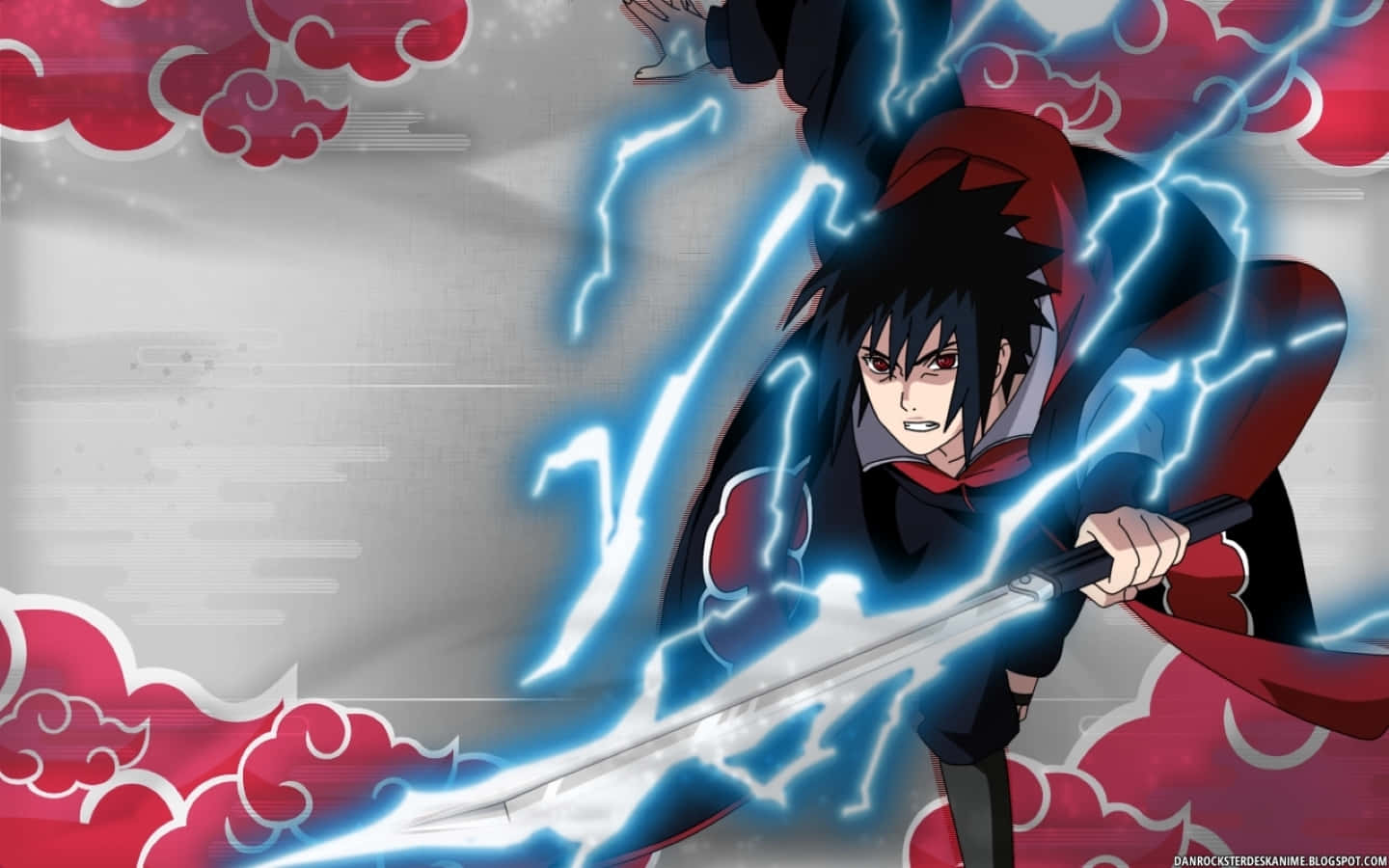 Akatsuki Sasuke 桌布 壁紙 — 黑髮紅眼的動漫戰士，在紅色雲層背景下揮舞著被藍色閃電包圍的發光劍。