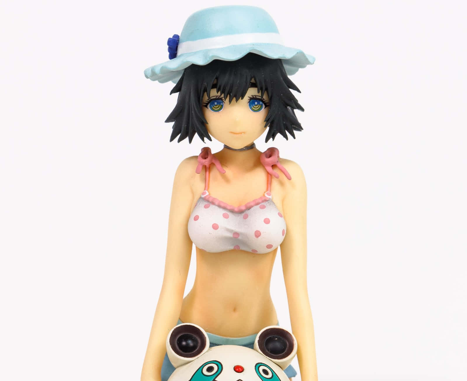 Mayuri Shiina 桌布 壁紙 — 黑髮藍眼女孩的動漫人偶，戴著淺藍色帽子，穿著圓點比基尼，抱著熊貓毛絨玩具。