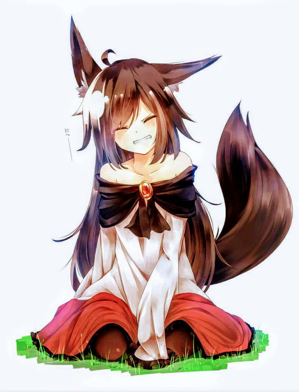 黑髮造型動漫少女 壁紙 — 一個開心的動漫狐女，棕色頭髮和尾巴，盤腿坐在草地上，穿著白色上衣配黑色蝴蝶結和紅色裙子。