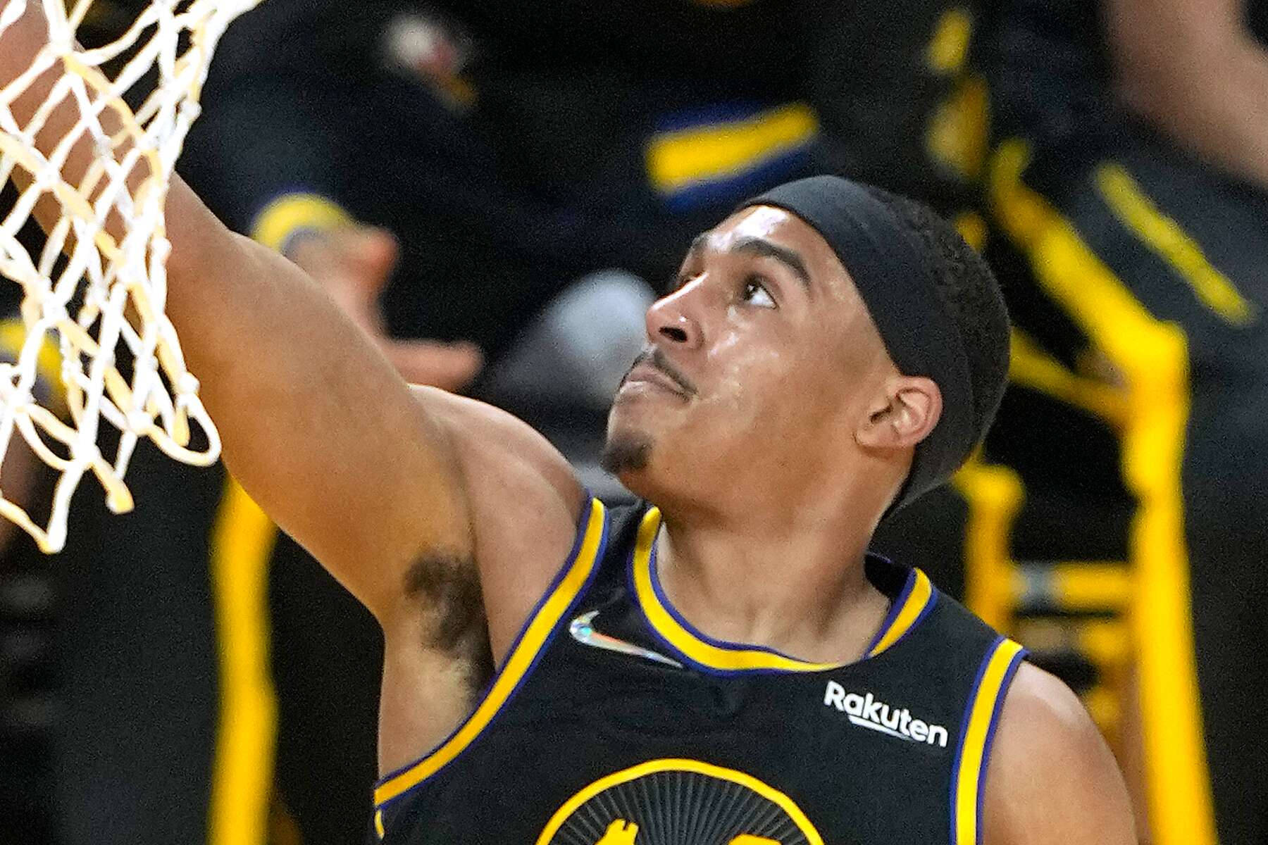 黑黃配色Jordan Poole 壁紙 — 一名身穿黑黃球衣的籃球運動員，以強烈的專注力和力量灌籃。