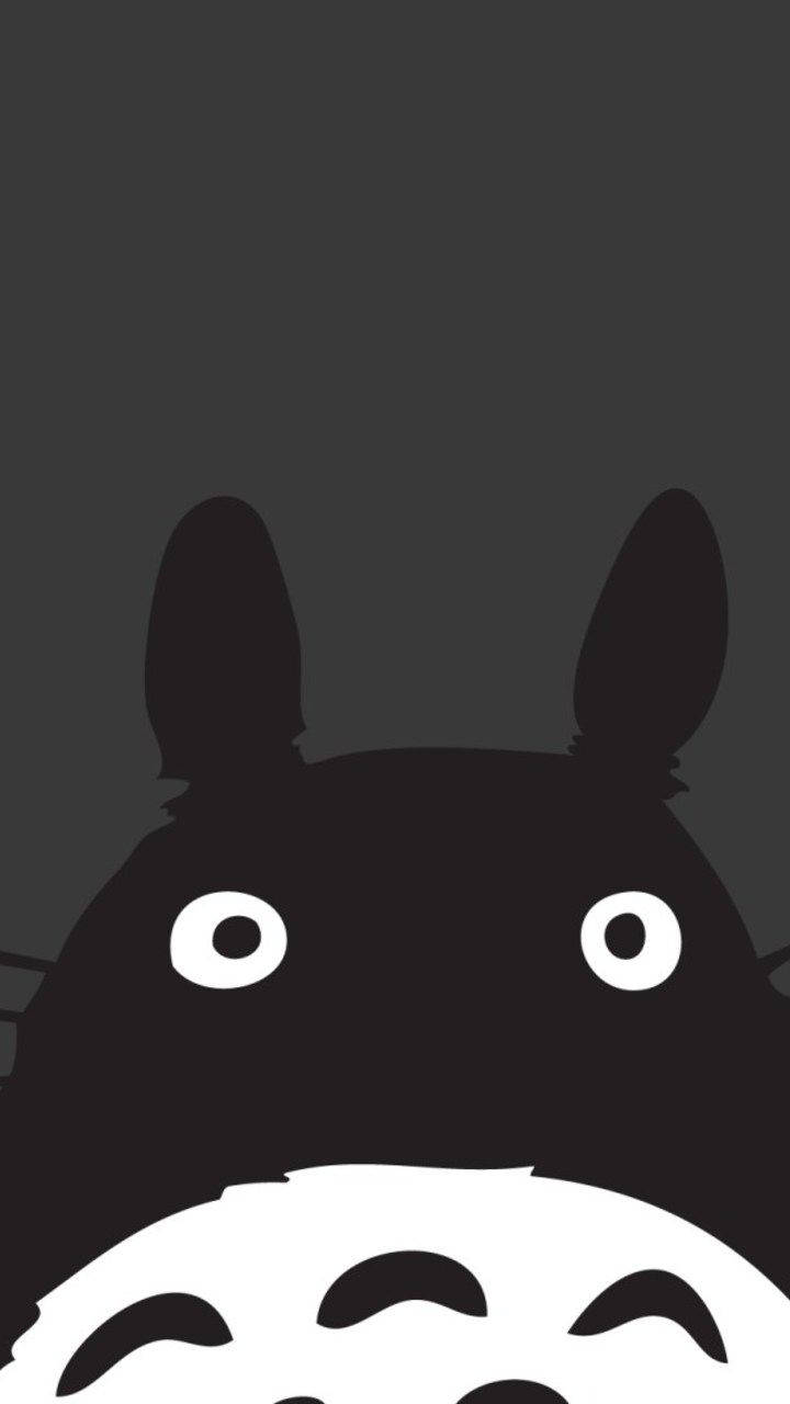 龍貓卡通角色在深灰色背景上抬起頭，露出白色大眼睛。