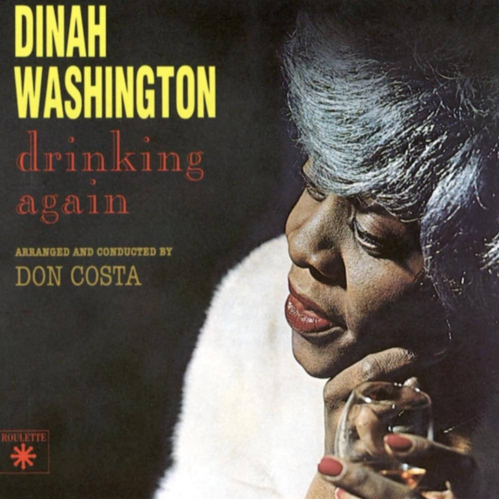 黛娜·華盛頓《再次飲酒》專輯封面 壁紙 — Dinah Washington 嘅特寫肖像，手持一杯烈酒，背景係深色，有粗體黃色同紅色文字。