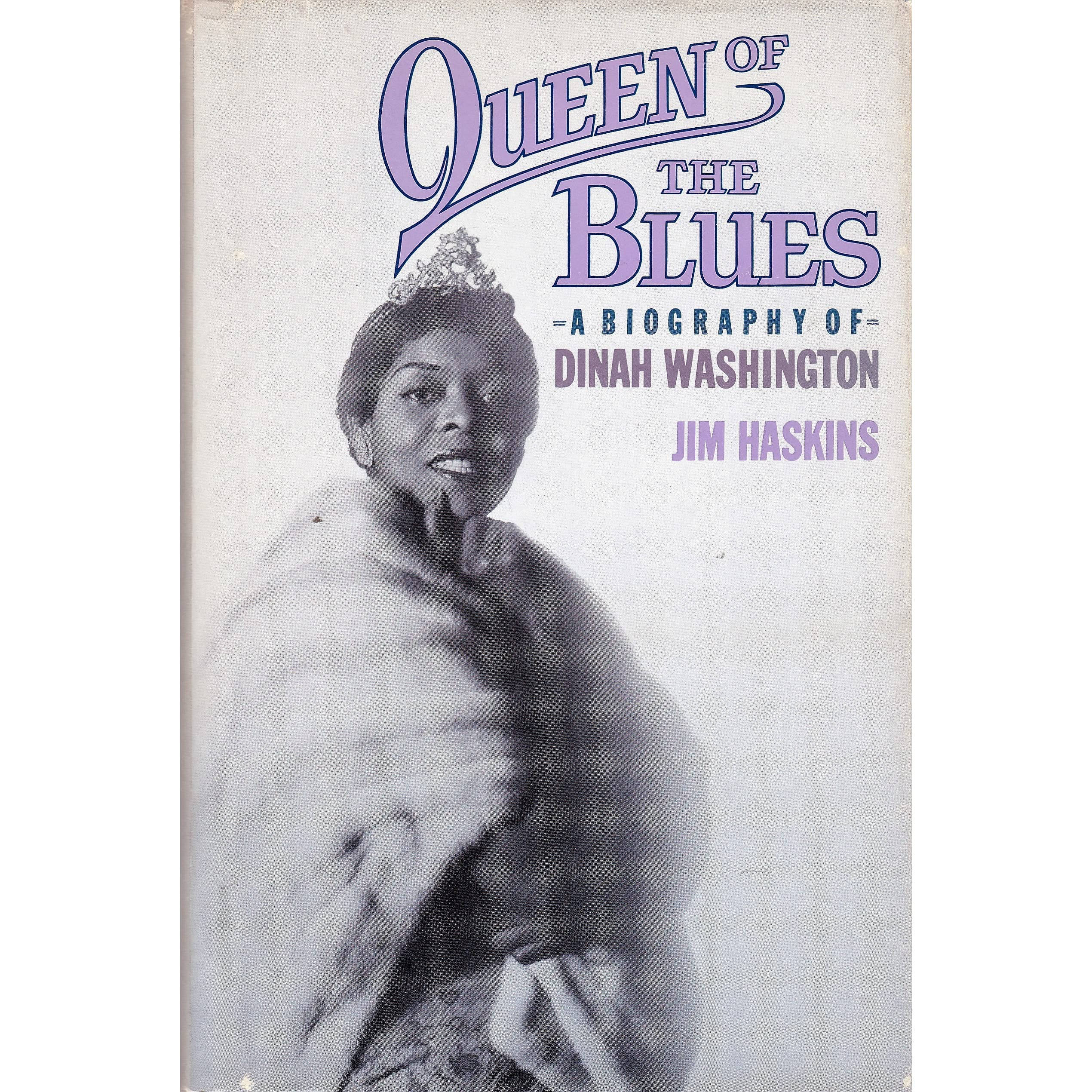 黛娜·華盛頓傳記書封面 壁紙 — 復古書封面 featuring Dinah Washington 穿著毛皮披肩和頭飾，紫色字體宣稱她為「Queen of the Blues」。