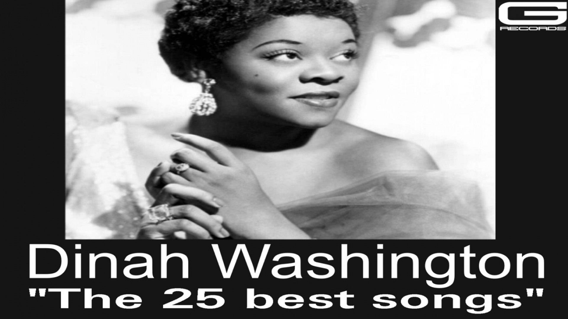 黛娜·華盛頓最佳歌曲精選輯 壁紙 — 爵士歌手Dinah Washington的復古黑白肖像，佩戴珠寶，柔和燈光，優雅動人。