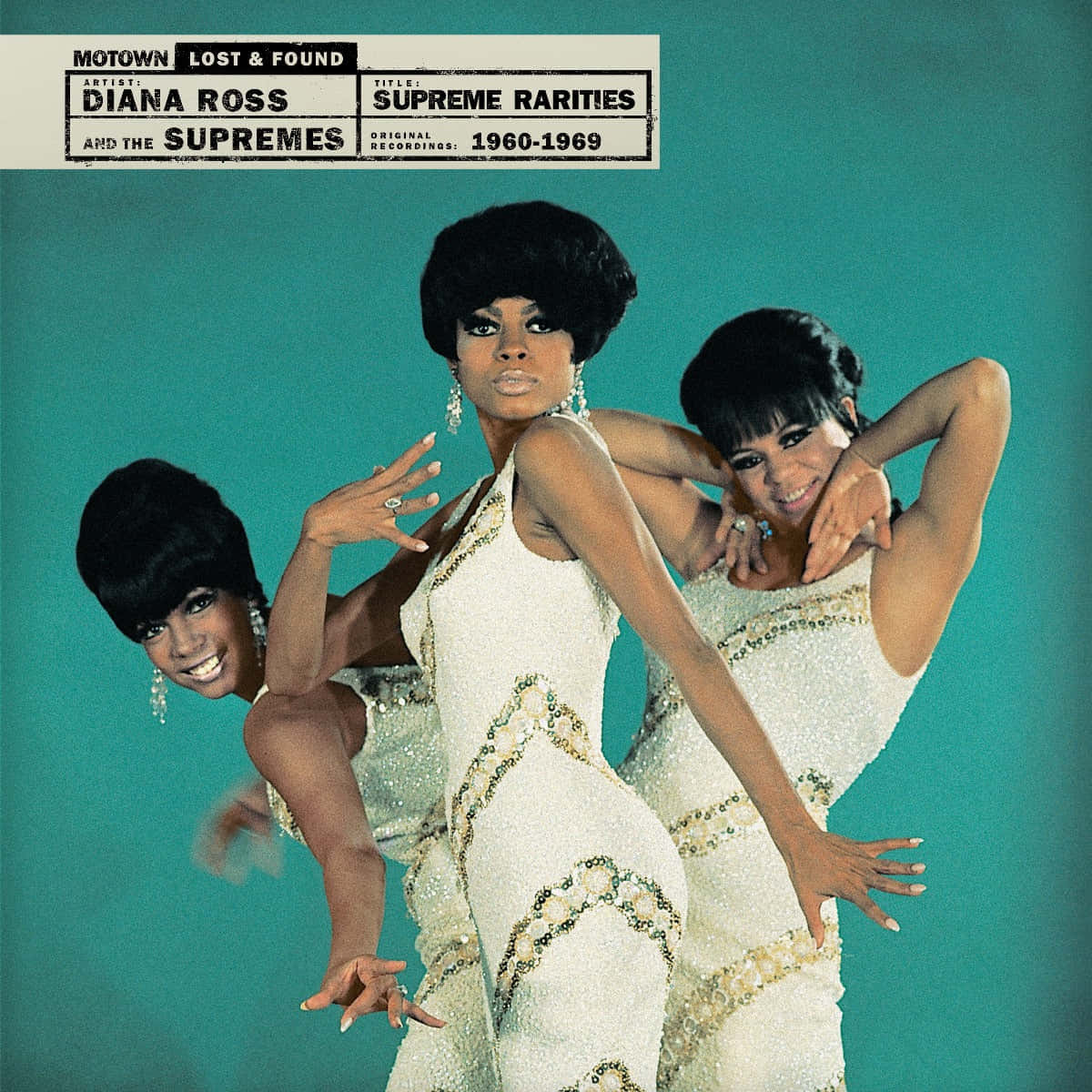 黛安娜·羅斯與 supremes 罕見珍藏 壁紙 — 三位魅力四射的1960年代歌手身穿閃亮白色連衣裙，在青綠色背景前動感擺姿勢。