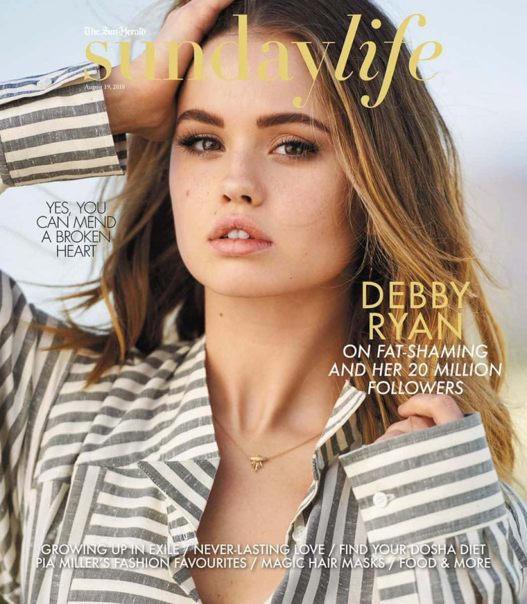 Debby Ryan 穿著條紋襯衫，在雜誌封面上帶有文字疊加。