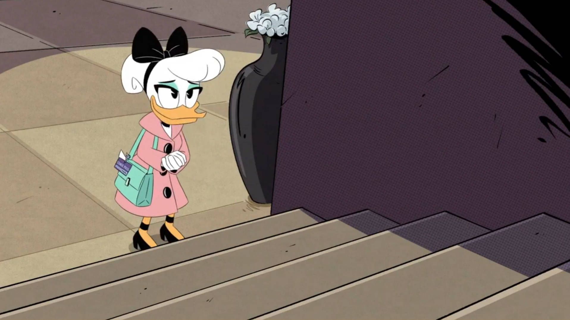 DuckTales Daisy Duck 壁紙 — 黛絲鴨穿著粉紅色外套，沿著城市樓梯走下，旁邊有一個黑色花瓶插著白色花朵。