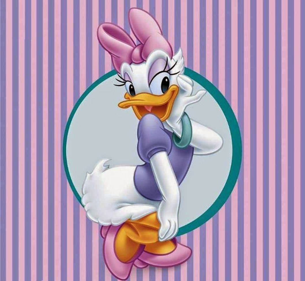 Daisy Duck 戴著紫色蝴蝶結和穿著裙子，在青綠色圓圈內頑皮地擺姿勢。