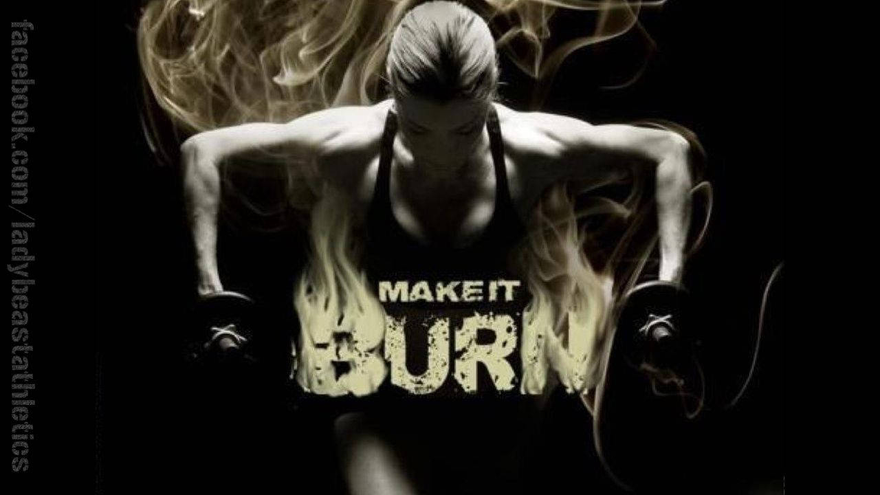 一個女人在火焰和煙霧環繞下舉重，帶有「MAKE IT BURN」文字。