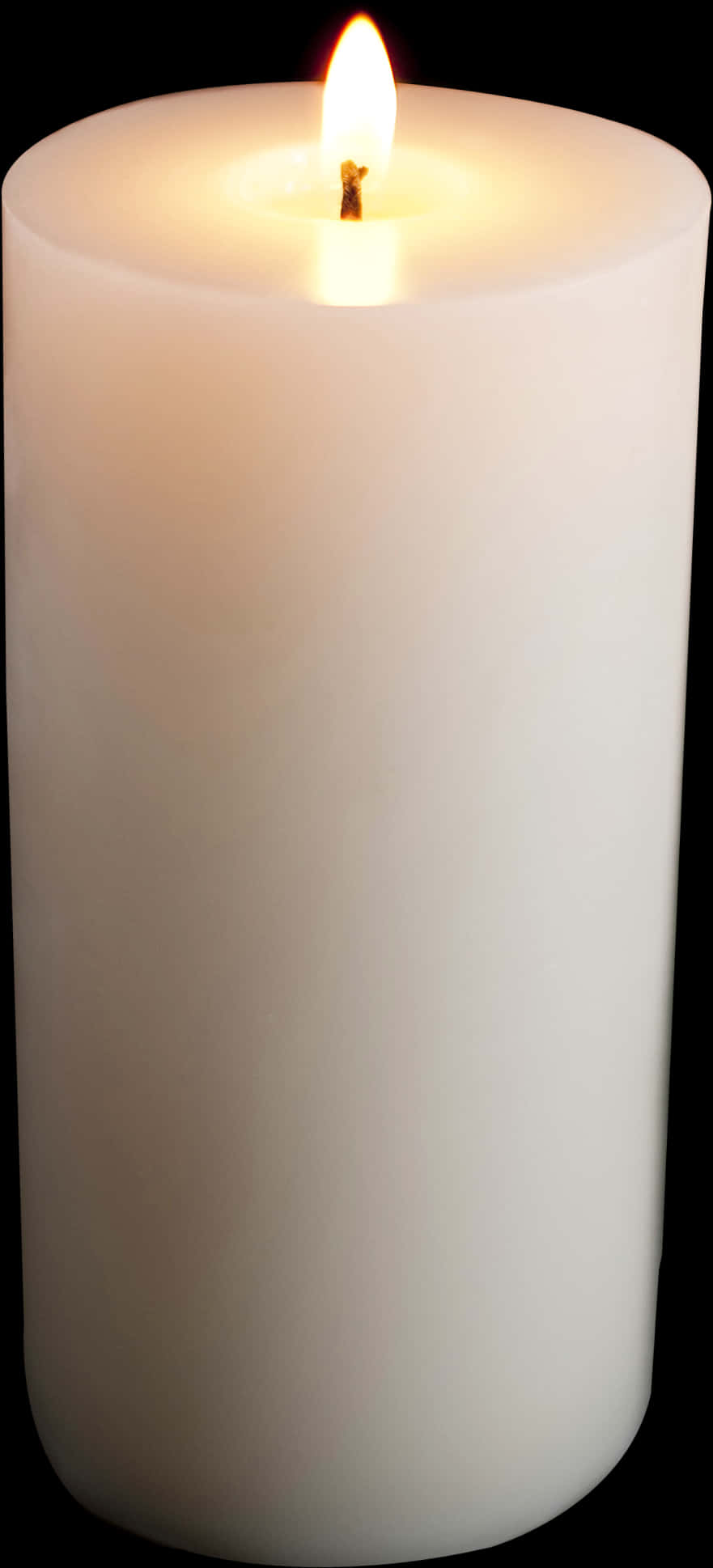 點燃的白色圓柱蠟燭 壁紙 — 一支白色柱狀蠟燭在純黑色背景上明亮地燃燒，散發出溫暖的金色光芒。