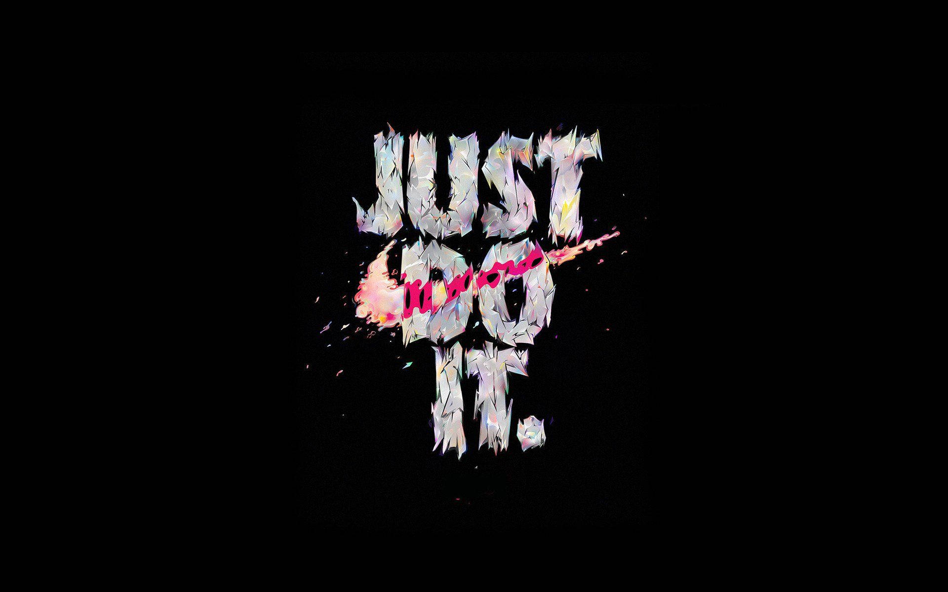 勵志短語「Just Do It」以碎片化數位藝術風格呈現，黑色背景上帶有粉紅色勾號。