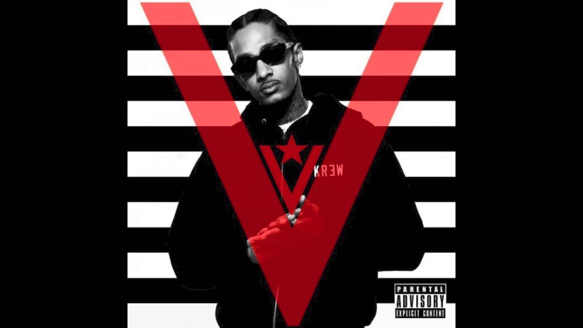 鼓舞人心的視野——饒舌歌手 Nipsey Hussle 壁紙 — 一個戴太陽眼鏡和黑色連帽衫的男人站在大膽的紅白條紋背景前，上面有'Parental Advisory'標籤。