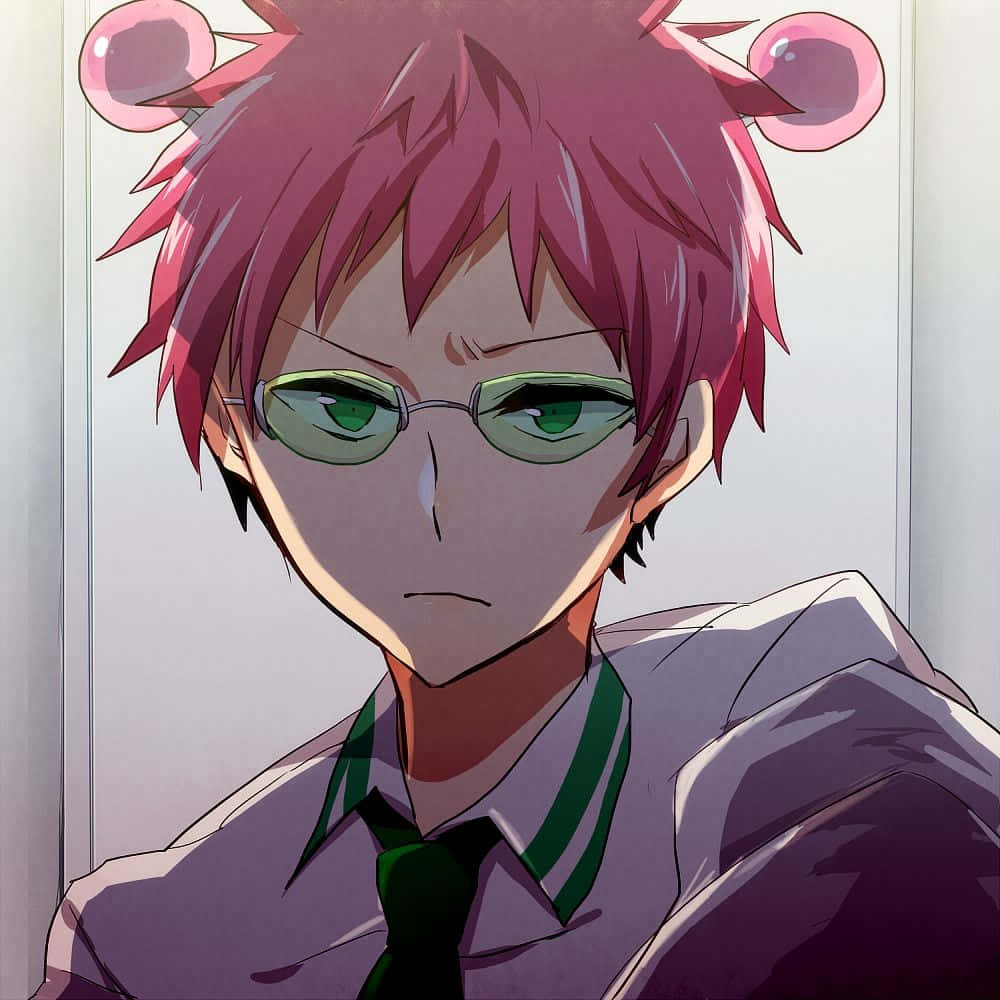動漫男孩，粉紅色頭髮，綠色眼鏡，穿著校服，表情嚴肅。
