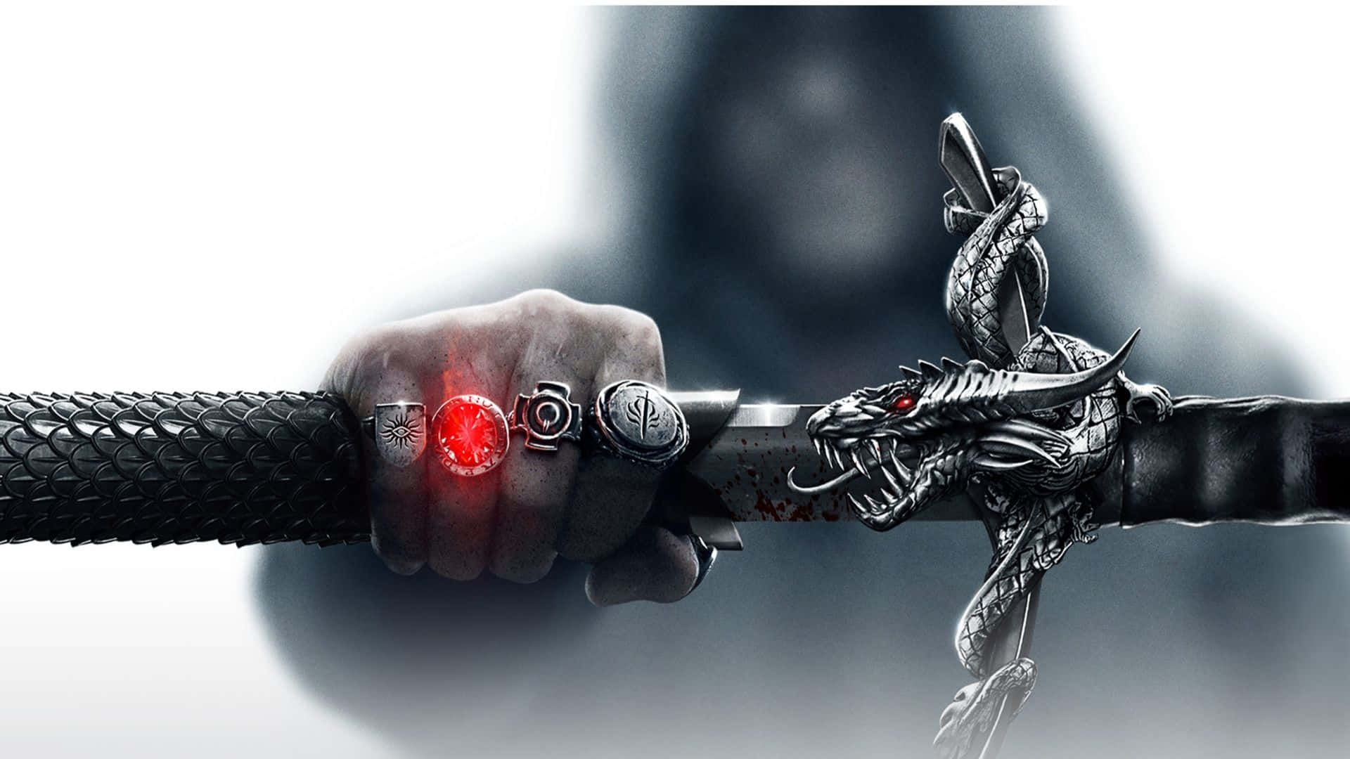 龍劍高畫質《龍 Age Inquisition》背景 壁紙 — 一隻戴手套的手握著一把龍頭劍，劍柄上有發光的紅色符文，背景是一個模糊的連帽人物。