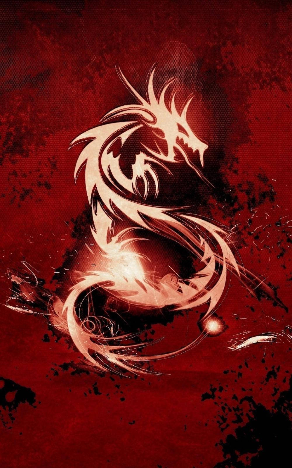 龍形S字母藝術 壁紙 — 一條發光的白色龍在動態運動中盤繞，背景為帶有飛濺效果的紋理深紅色。