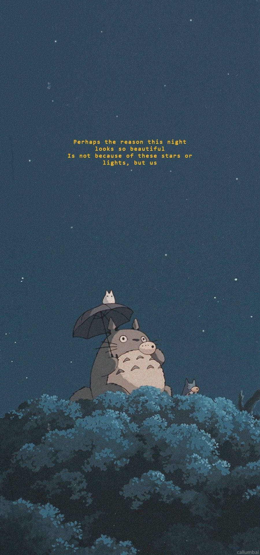 Friendship Quotes 桌布 壁紙 — 龍貓和朋友們坐在森林頂端，星空下，一句詩意的名言在他們上方閃耀。