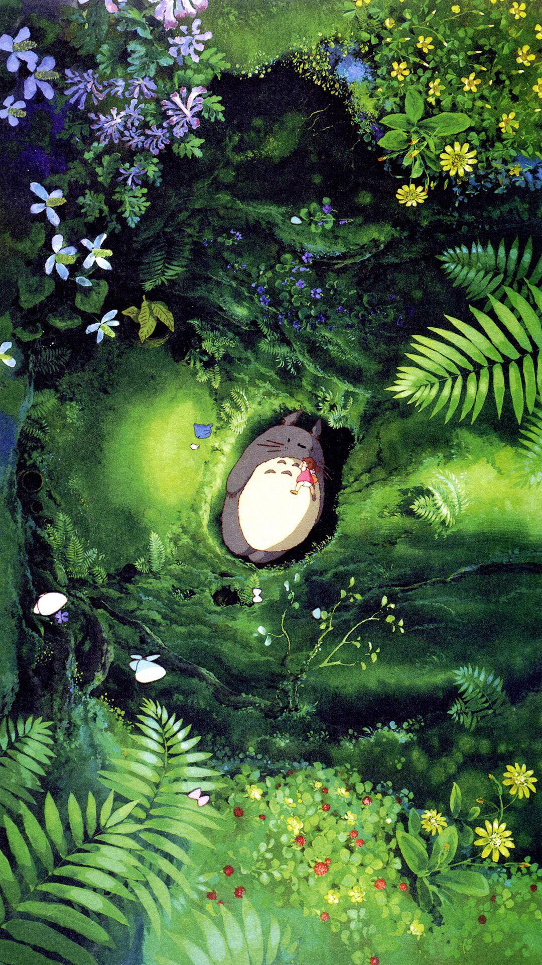 龍貓園中睡覺 Tumblr 風格 壁紙 — 一隻可愛的灰色生物，圓圓的肚子，在茂密的綠色森林空洞中平靜地休息，周圍環繞著鮮豔的花朵和蕨類植物。